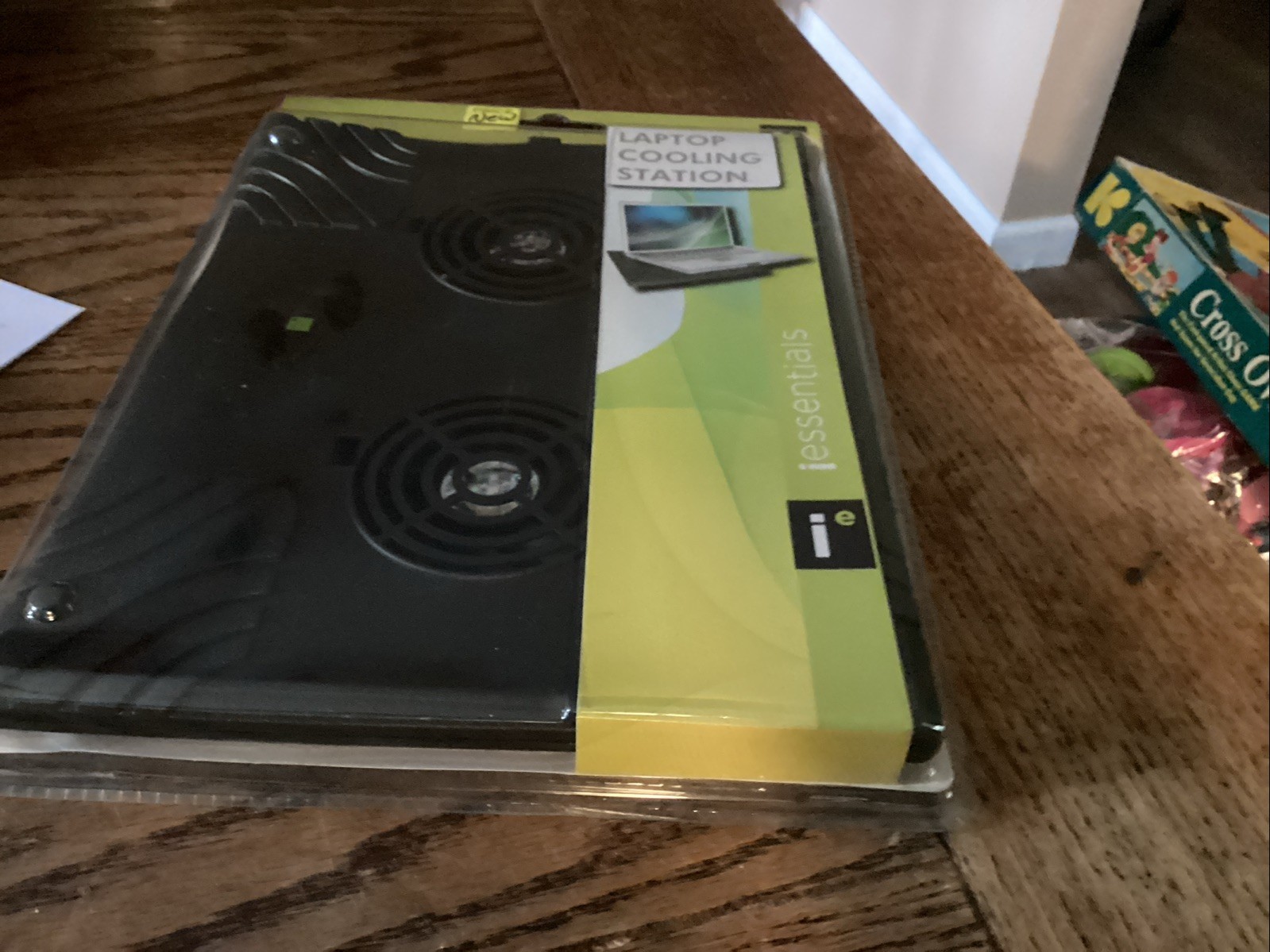 Laptop Cooling Station by iessentials