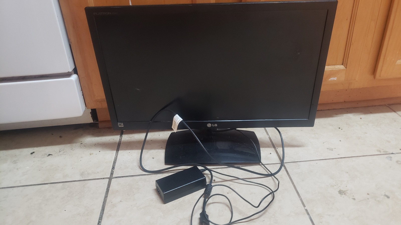 LG Monitor 23” LG flatron e2351 Flat screen TESTED AND WORKS WITH CORDS