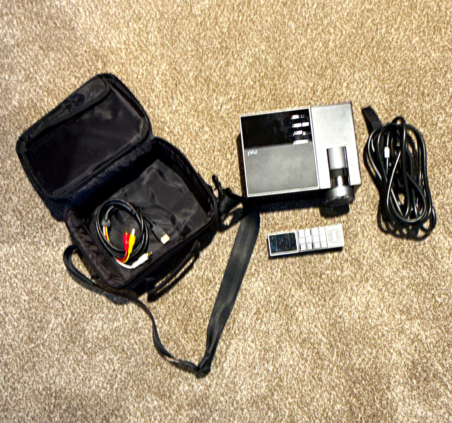 Dell 3400MP DLP Projector XGA 2000 ANSI Lumens w/ Remote, Cord, Case