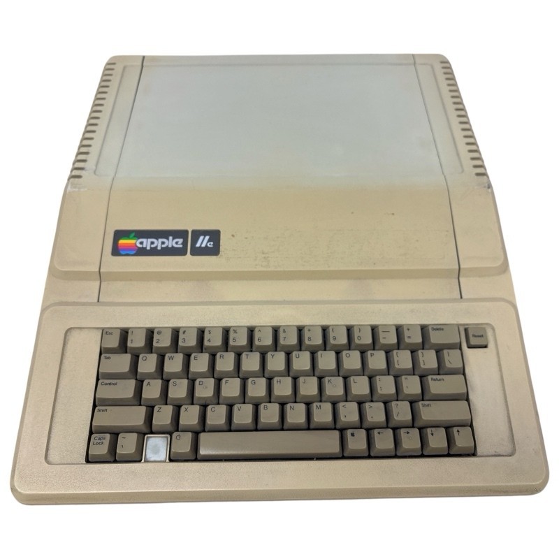 Vintage Apple IIe Computer A2S2064 (powers on)