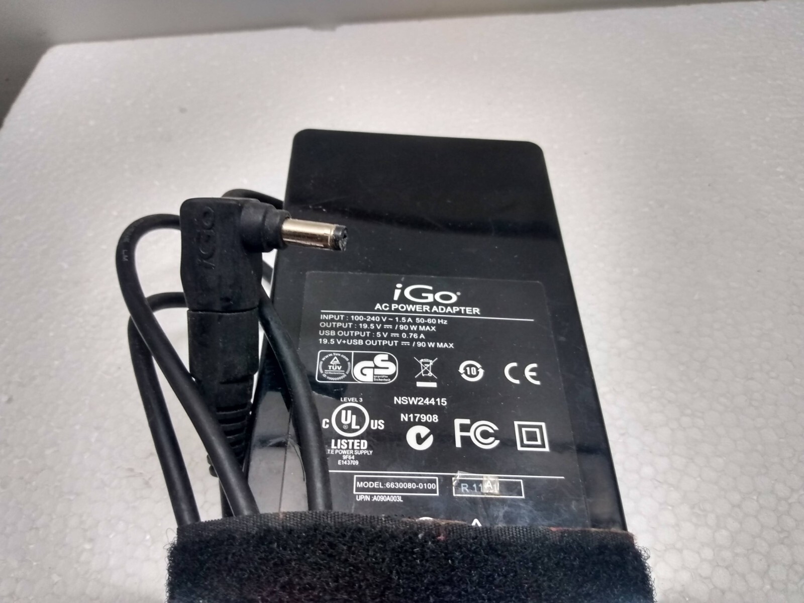 iGo Universal Green Laptop AC Adapter 1 Interchangeable Tip 5V USB Outlet 90W