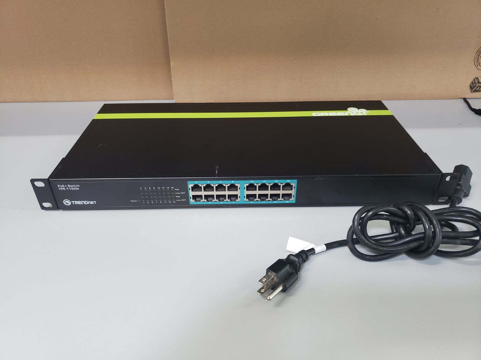 TRENDnet TPE-TG160H, 16-Port Gigabit PoE+ Switch w/ Rack Ears Power Cord (READ)