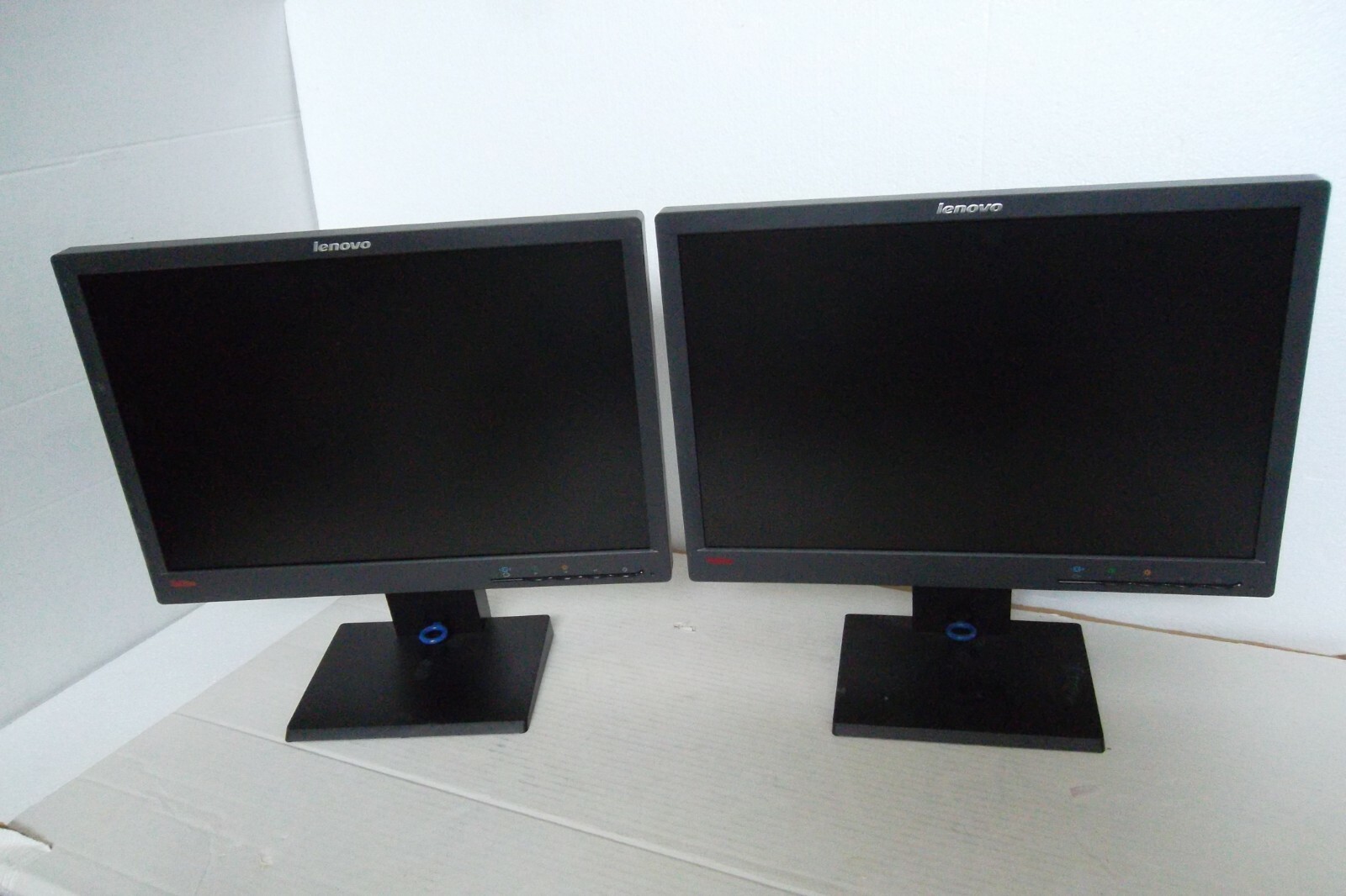 Lenovo LT1952pwD Widescreen 19" LED Monitors DVI DP VGA 03X7911 LT1952p 2448-MB6