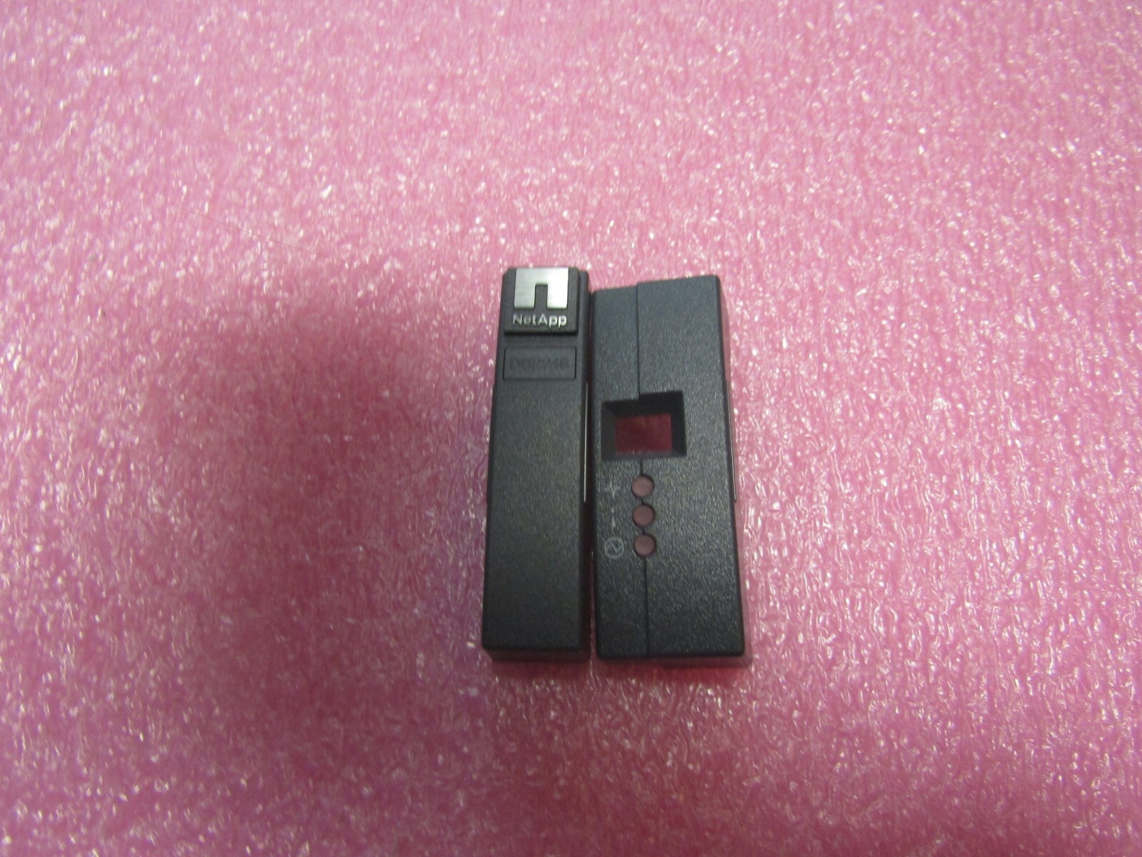 111-00720+A0/111-00719+A0 KIT 	NetApp Enclosure Right AND Left Cap (Ear) DS2246 