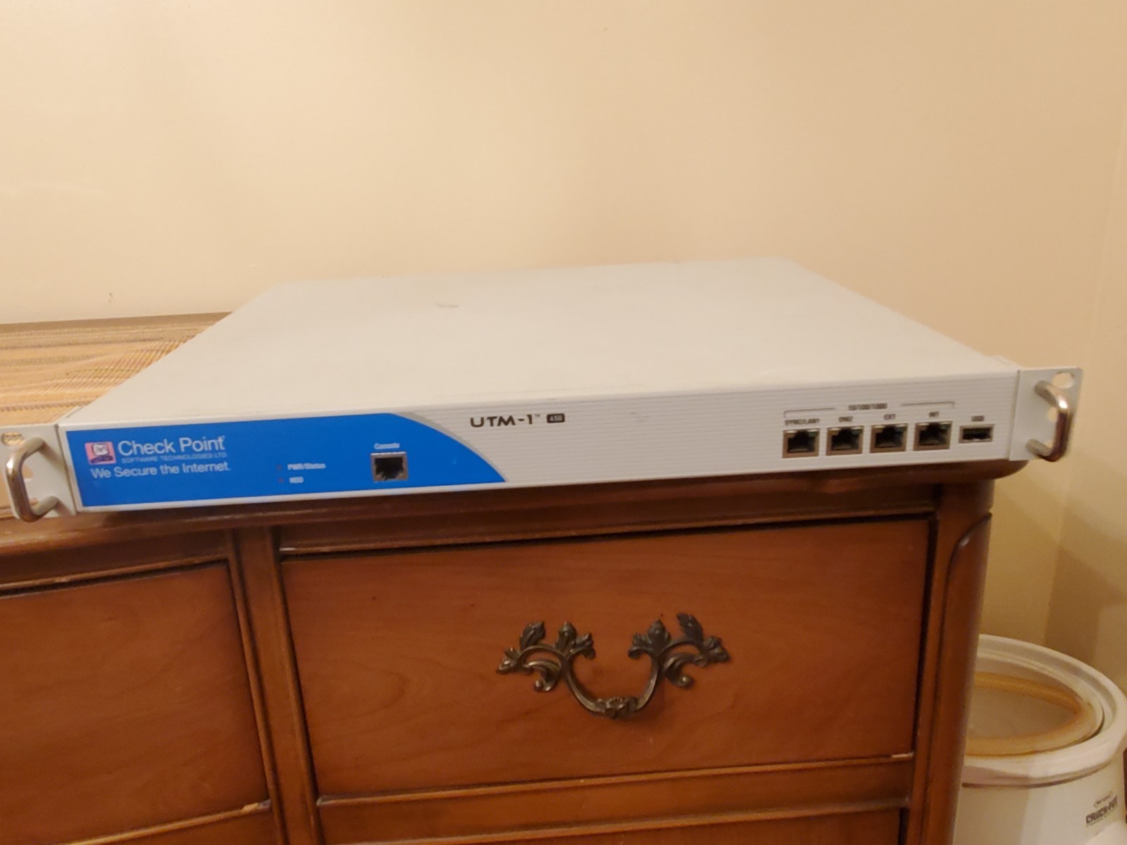 Check Point UTM1 -450 firewall