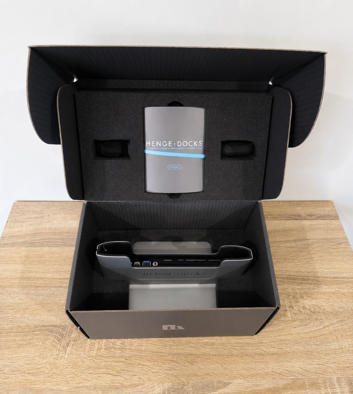 Henge Docks HD04VA15MBPR 15in MacBook Pro Retina Vertical Dock Metal Edition
