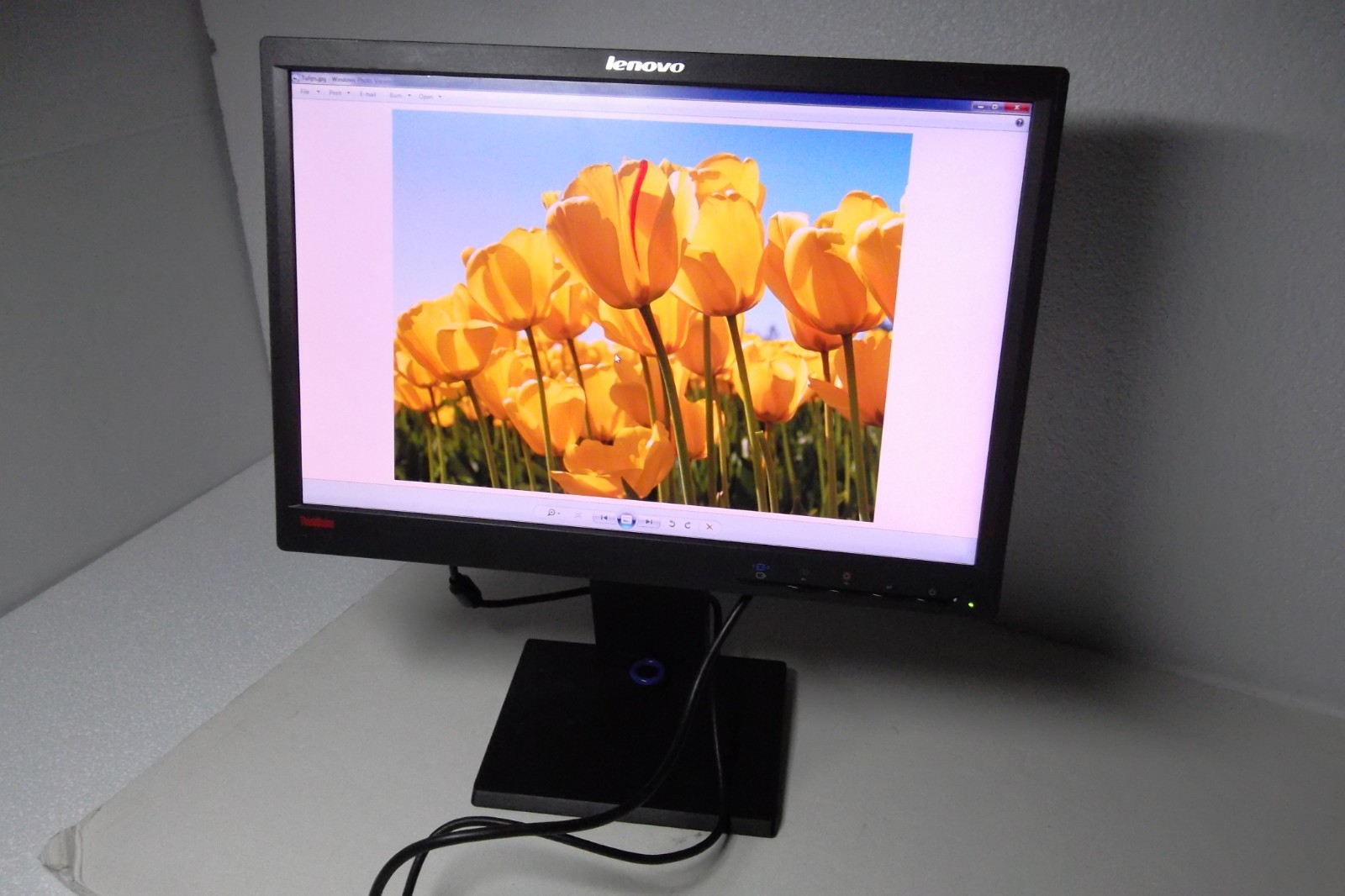 Lenovo LT1952pwD Widescreen 19" LED Monitor VGA DVI DP 03X7911 LT1952p 2448-MB6