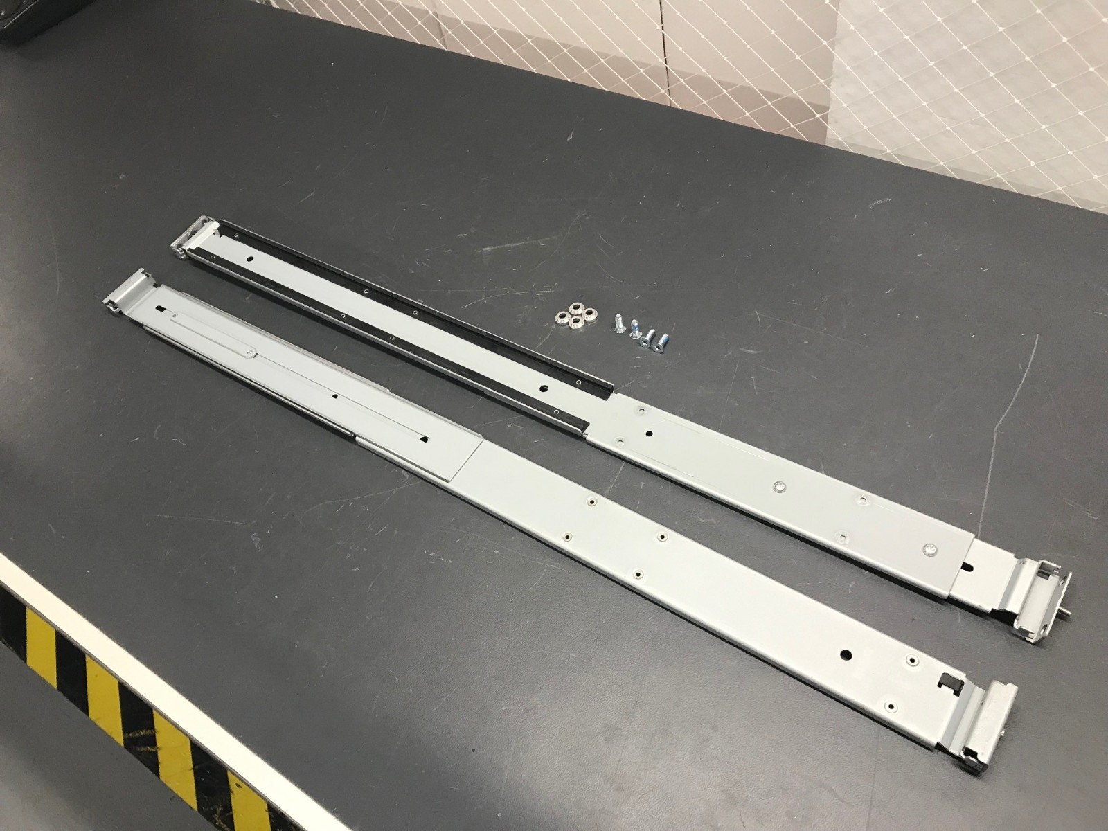 IBM XIV STORAGE SYSTEM XYRATEX RACKMOUNT SERVER RAILS GRADE B HS-1235T 