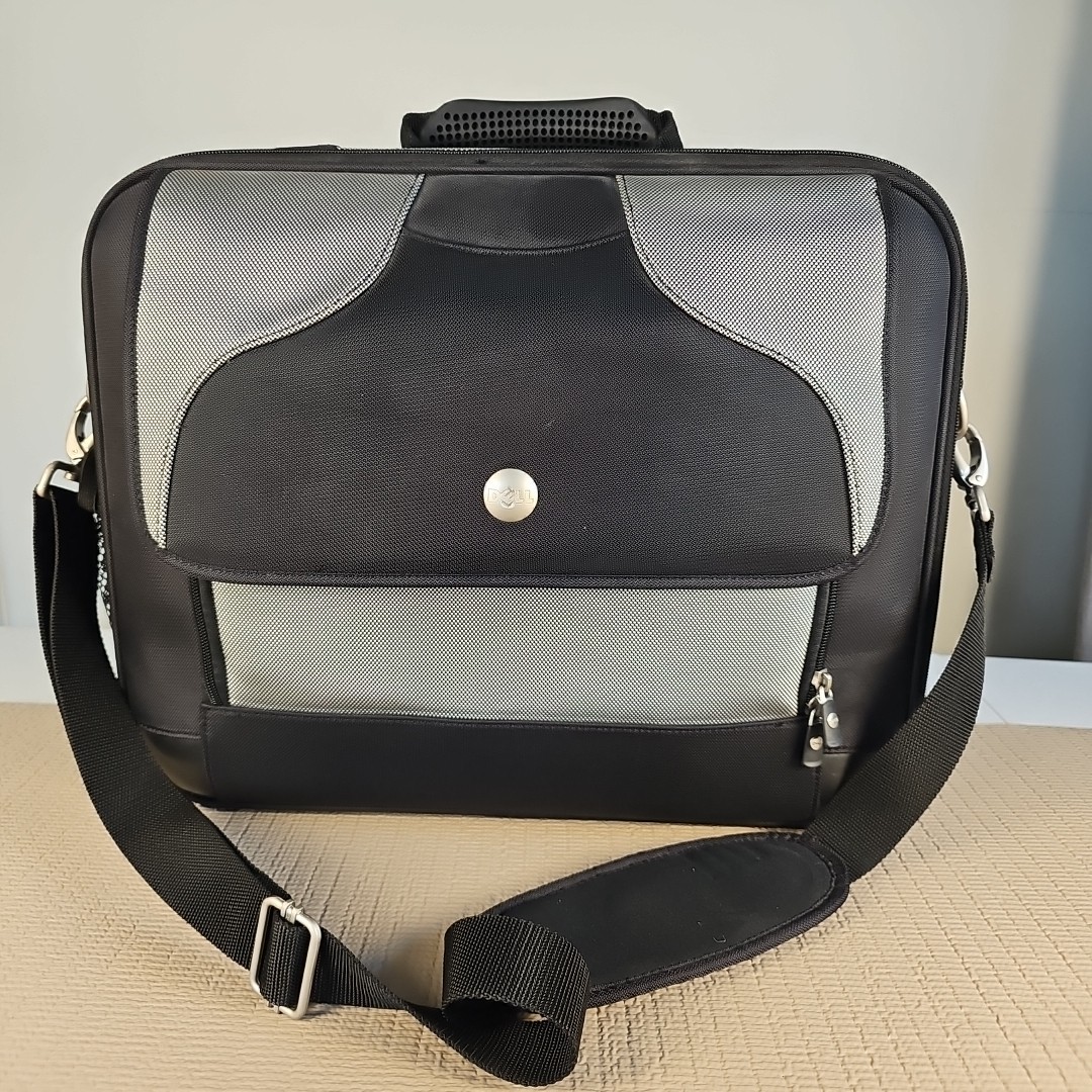 Dell P9103 Deluxe Laptop Computer Carrying Case Bag Shoulder Strap Black