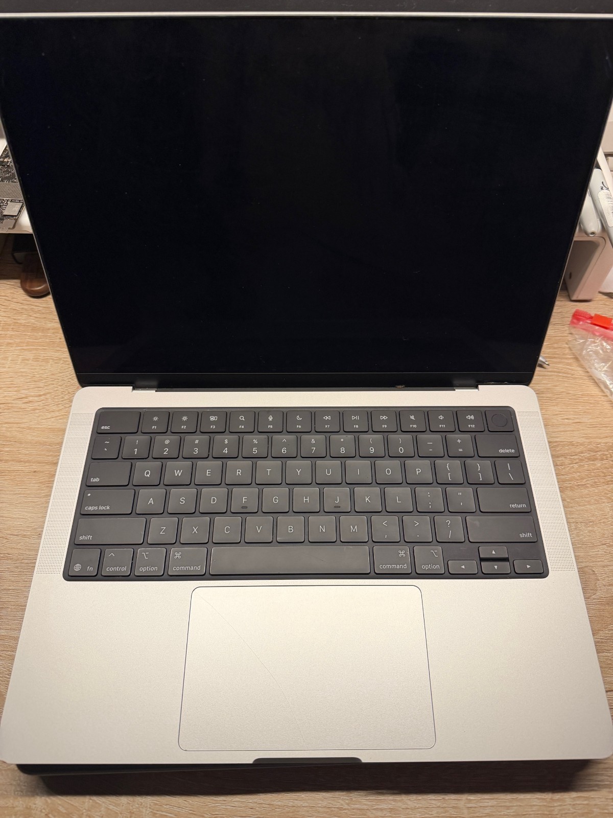 Apple MacBook Pro M5 Chip, 14 in. 16GB RAM 1TB SSD Screen issue, READ, 71 Cycles