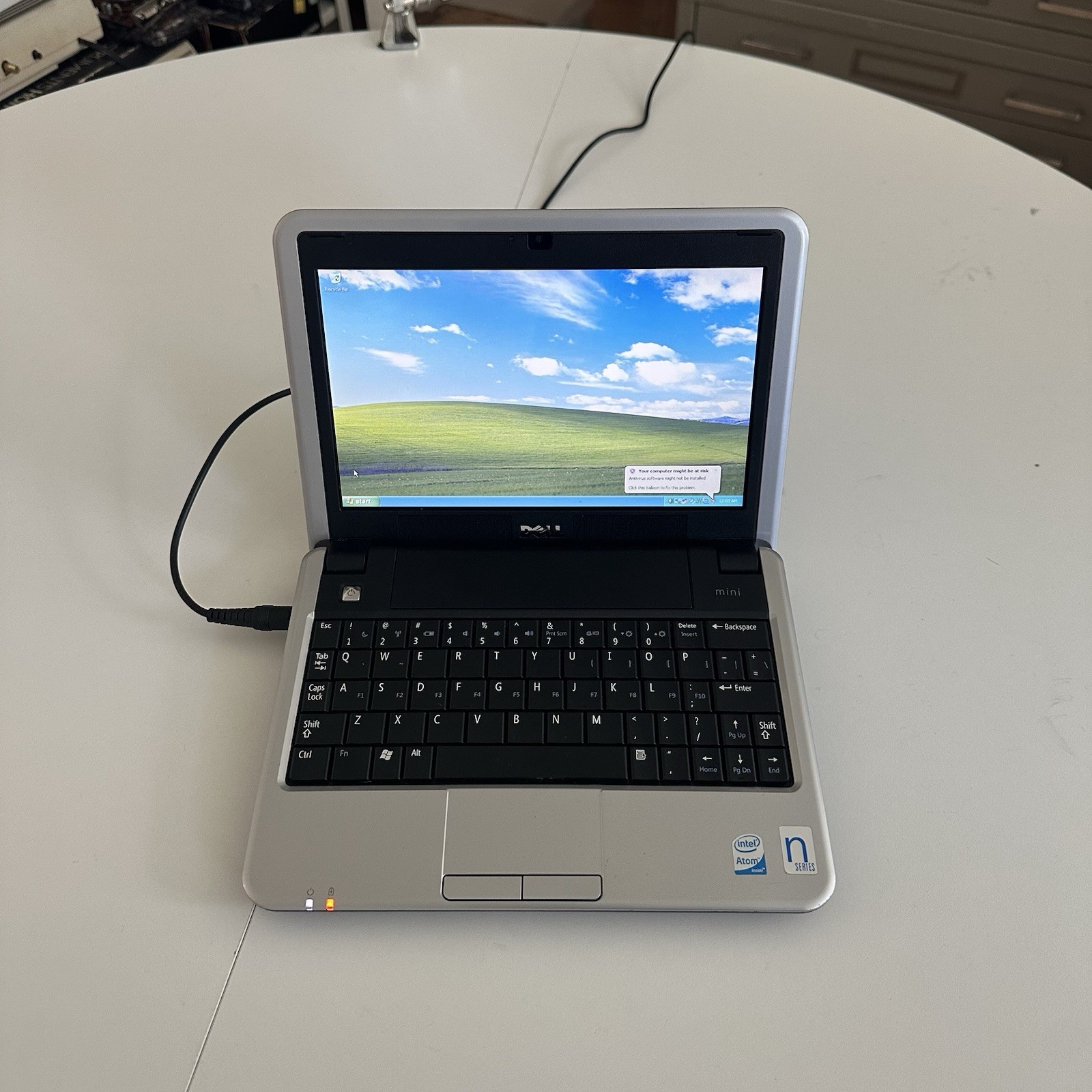Retro Windows XP Dell Mini 9 8.9in Laptop Black Intel Vintage + Charger