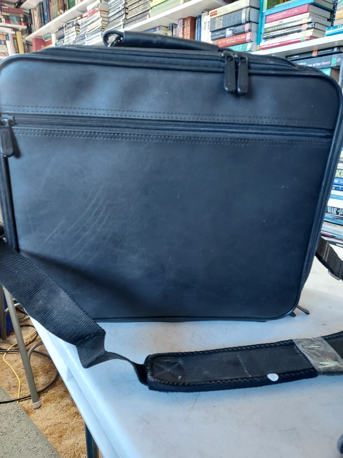 Targus OCU2 Black Padded Detachable Adjustable Strap Shoulder/Messenger Bag B-2
