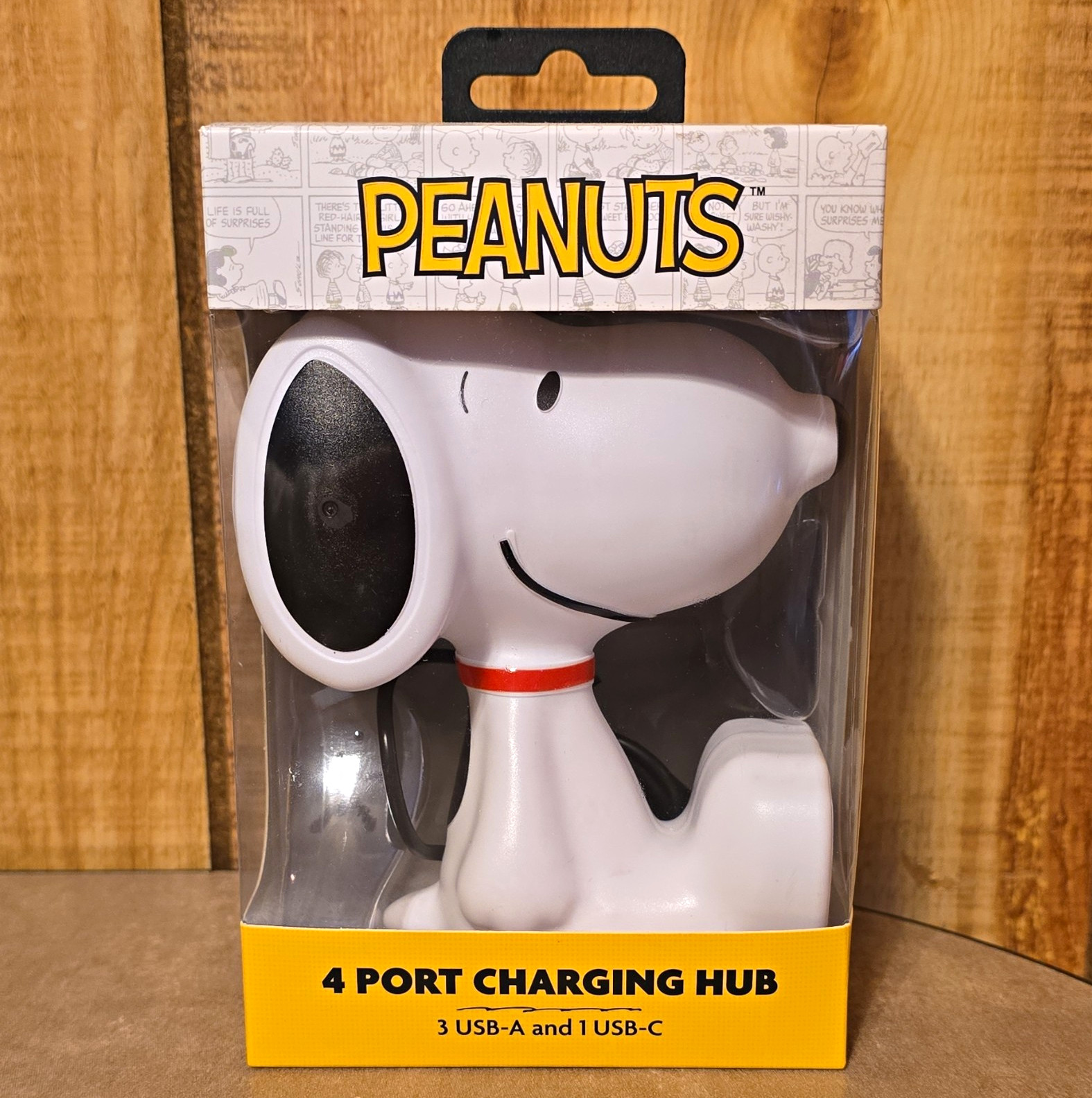 Peanuts Snoopy 4-Port Charging Hub 3 USB-A & 1 USB-C