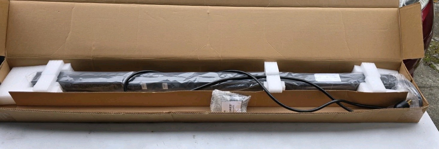 Server Technology STV-3101B Sentry smart Cabinet Distribution Unit