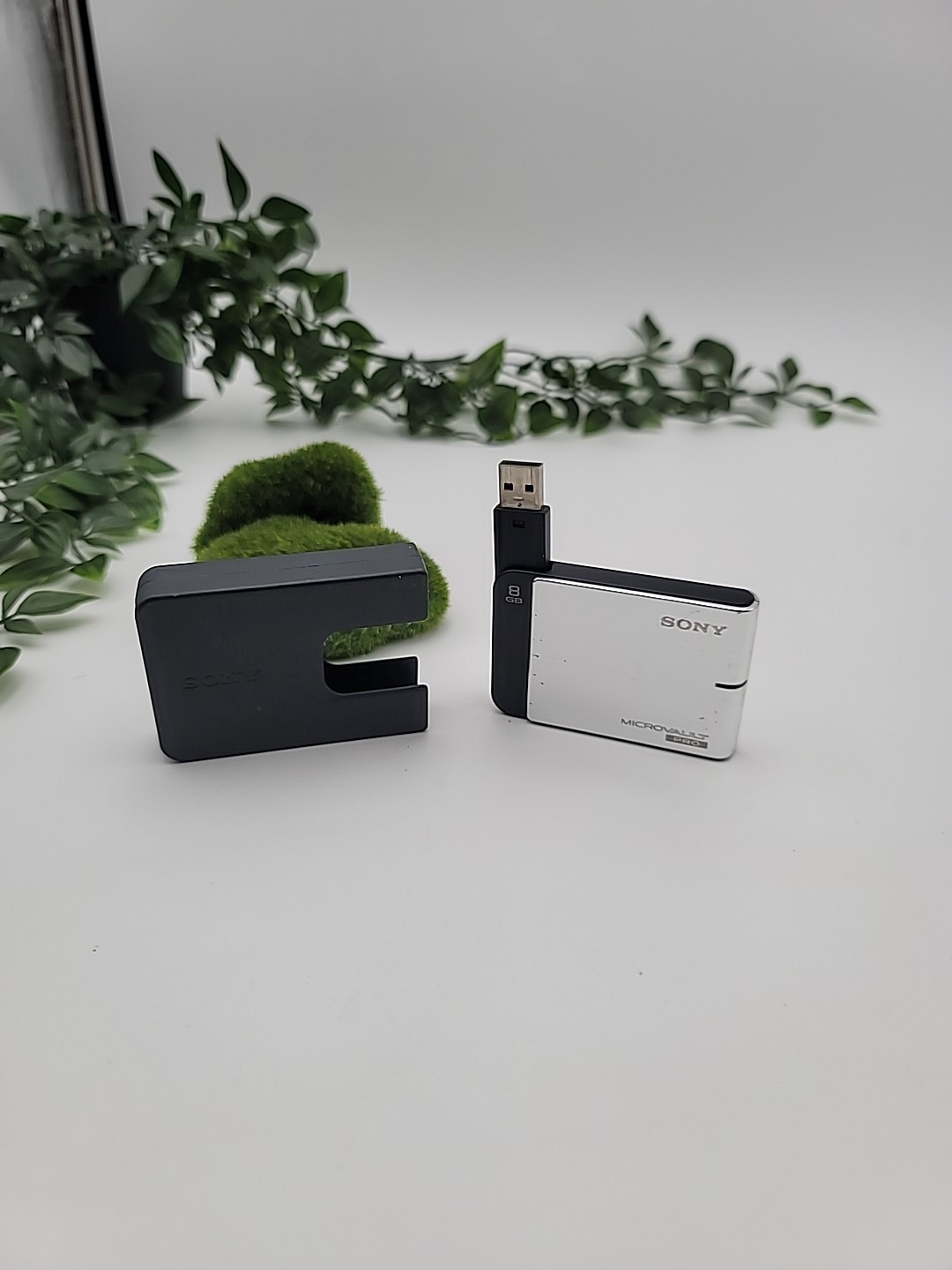 Sony 8 GB MicroVault Pro USB Storage Media Flash Drive W/ Case