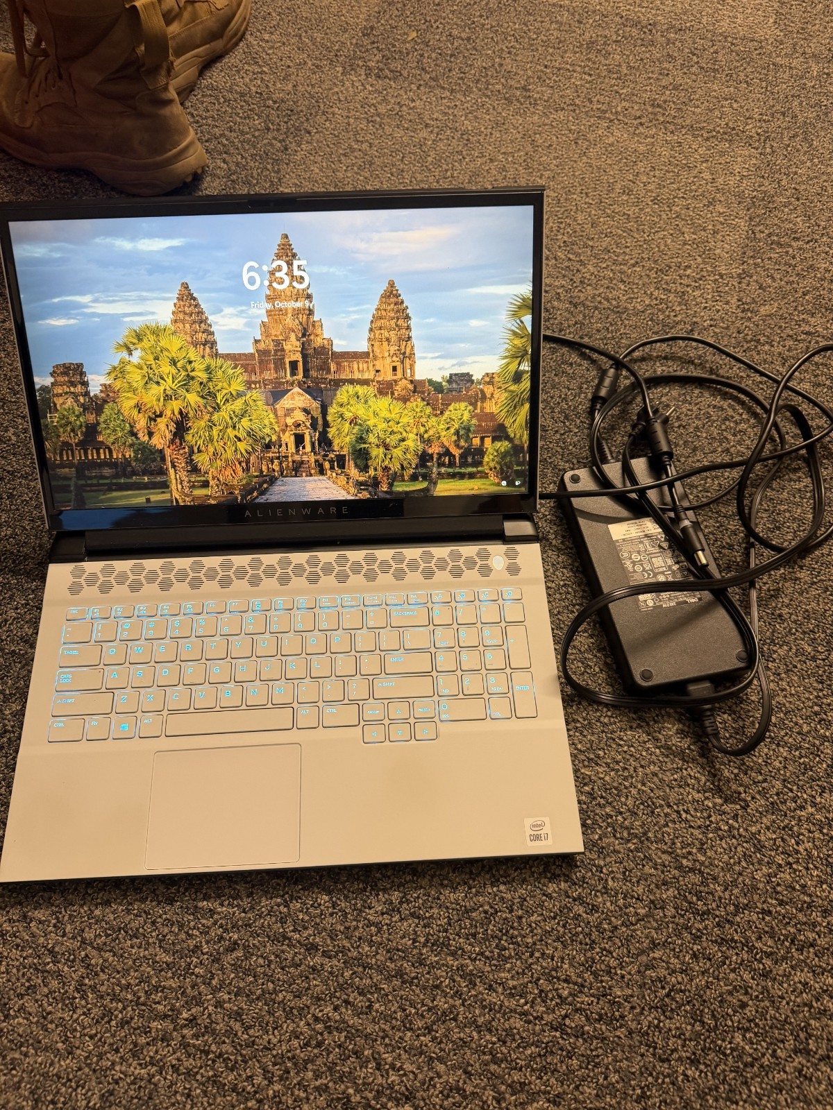 Alienware m17 R4 FHD - i7-10870H - 16GB RAM - RTX 3060 - 1TB SSD - 360Hz - White