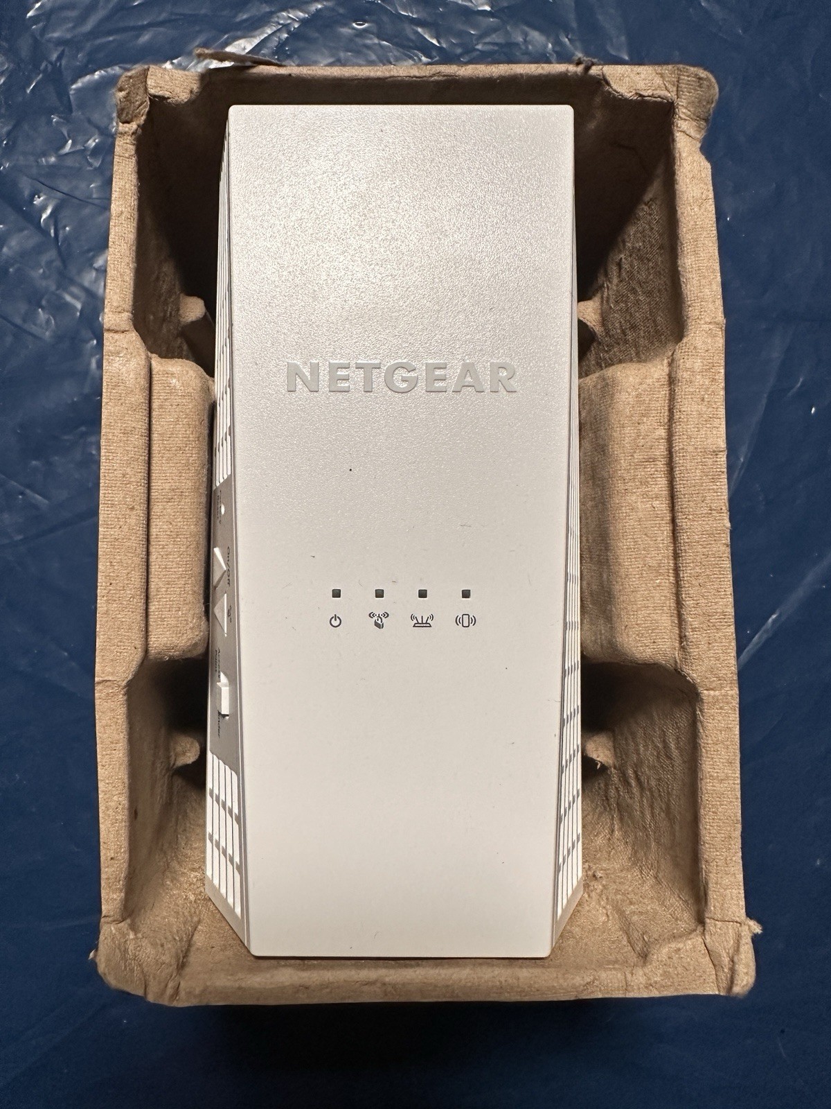 NETGEAR WiFi Extender EX6400, up to 2,100 sq ft