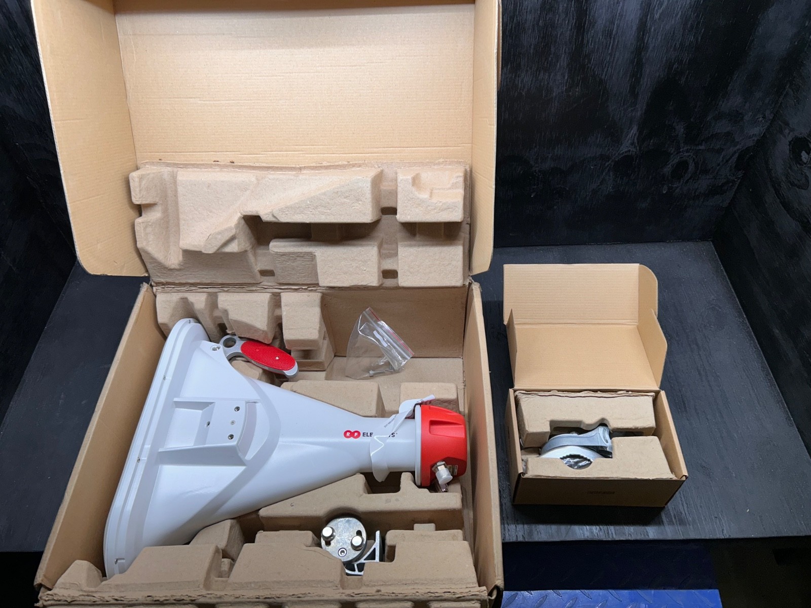 RF Elements HG3-TP-A90-V2 5GHz Asymmetrical Horn TwistPort 90° V.2