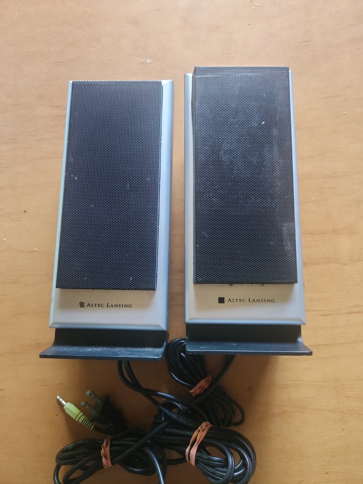 Altec Lansing Powered Audio System VS-2120 Right Left PC Computer Speaker AUX