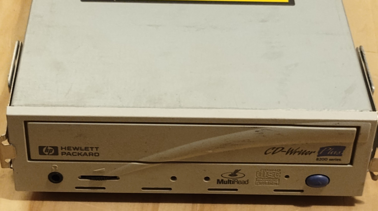 Hewlett-Packard CD-Writer Plus 8200 series internal CD-RW optical disc drive