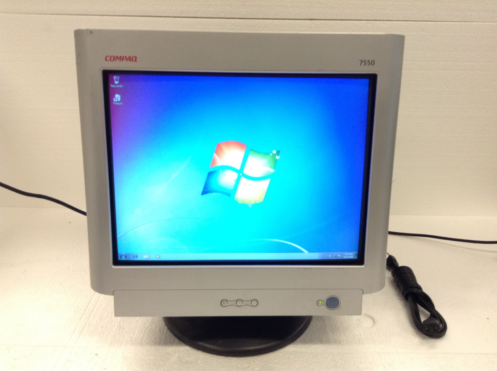 Compaq 7550 17" CRT Retro Gaming Monitor PE1160-FS7550 VGA Vintage 2003 WORKING