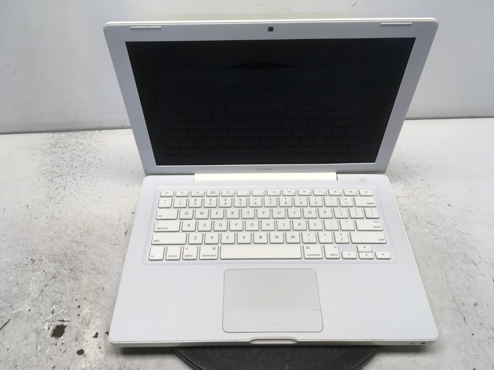 Apple MacBook Pro A1181 Intel Core 2 Duo T8300 2.4GHz 2 GB NO HDD No Batt