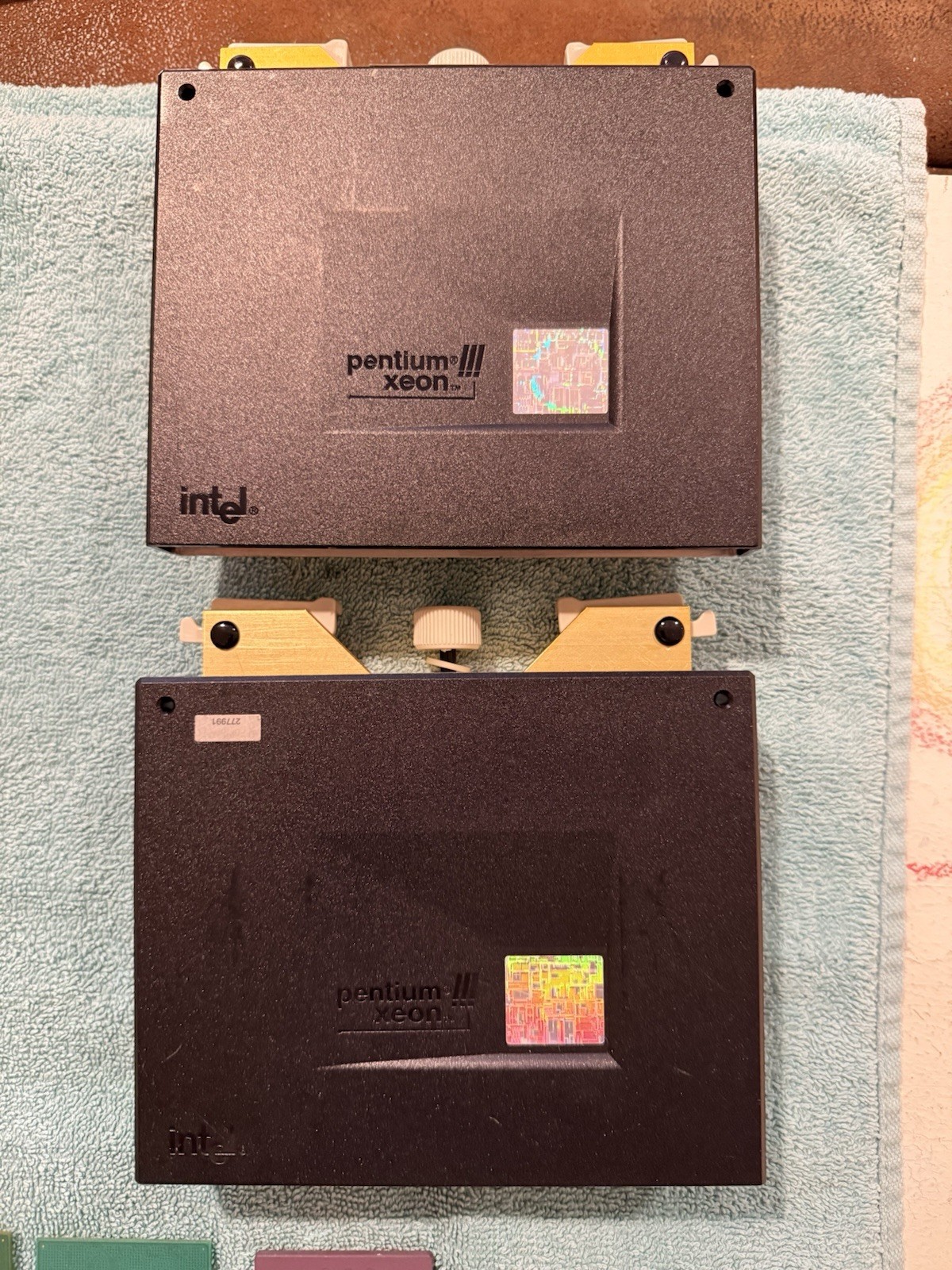 2x Intel Pentium III Xeon 800MHz SL3WU Slot 2 CPUs w/ Compaq Heatsinks