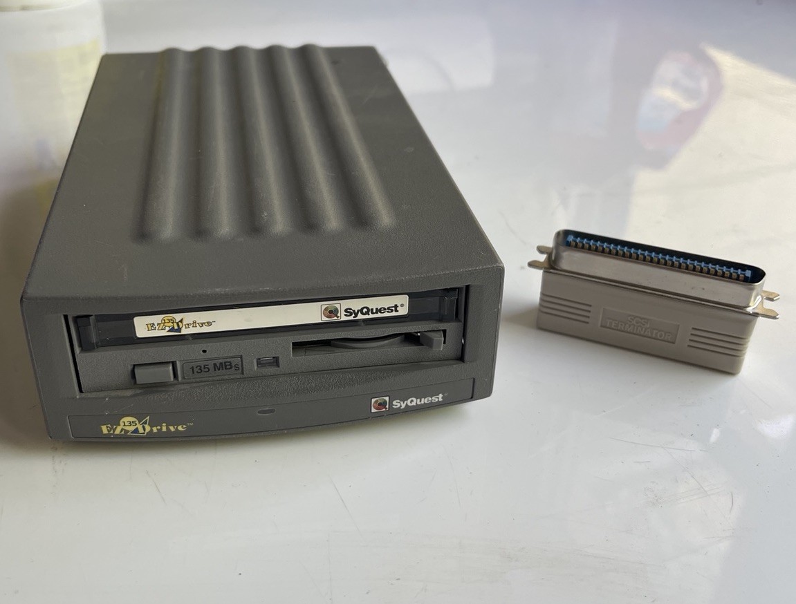 SyQuest EZ135 Drive SCSI External 135MB - Used / Tested + SCSI Terminator 