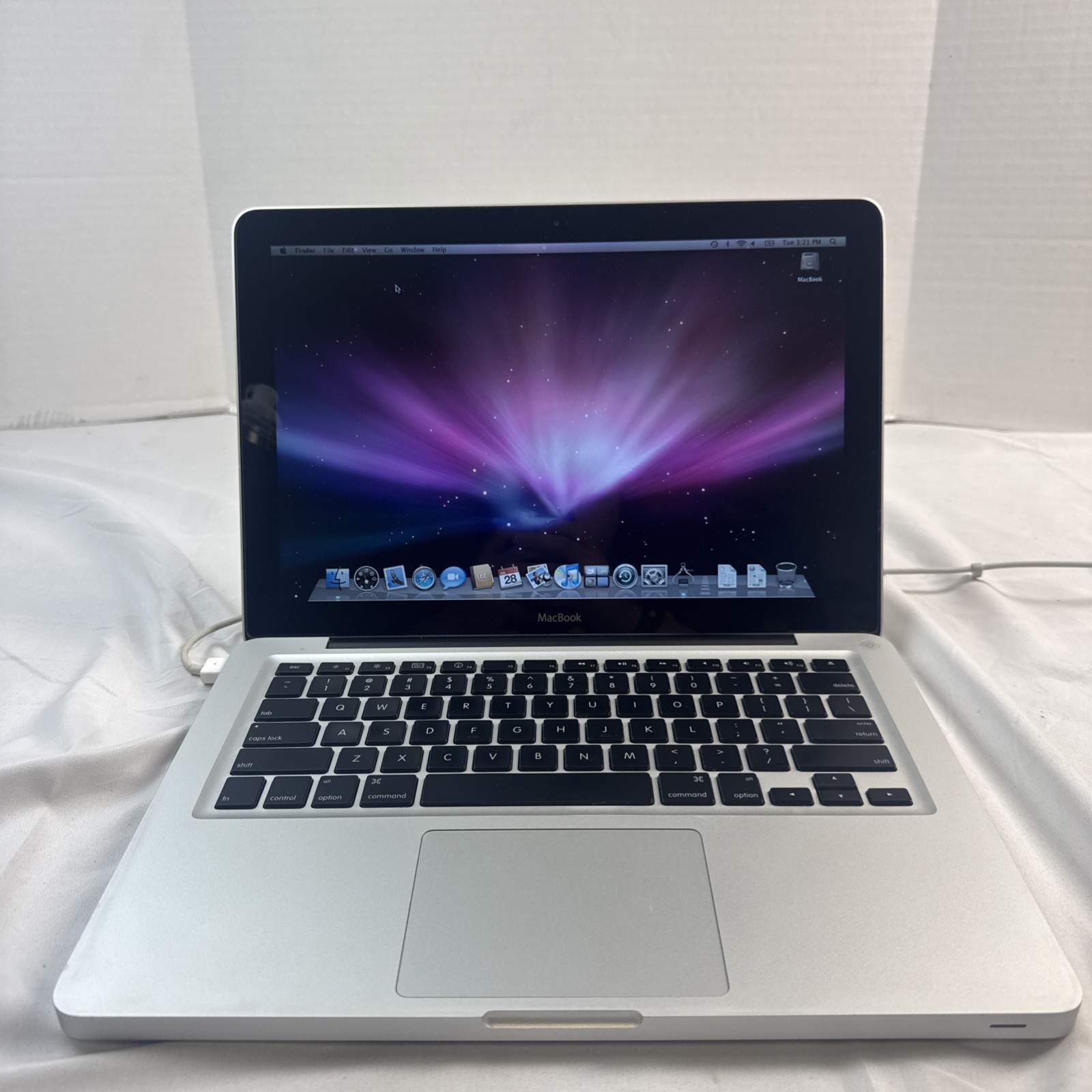 Apple MacBook 13” Intel Core 2 Duo 2GB Ram 250 Gb Storage Mac OS X 10.5.8 Silver