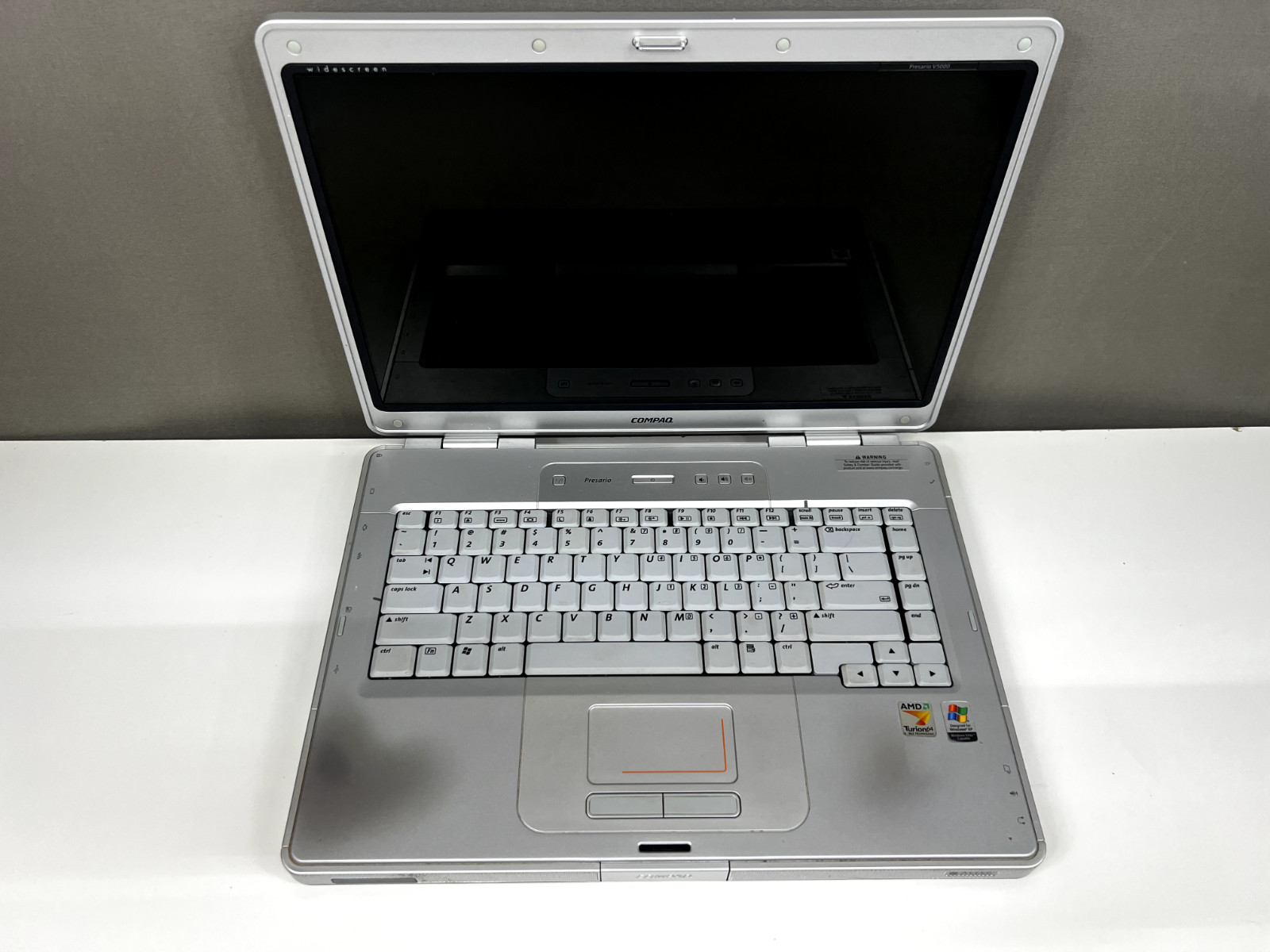 Compaq Presario V5000 Laptop 80GB HDD 512MB RAM Receives power For Parts/Repair