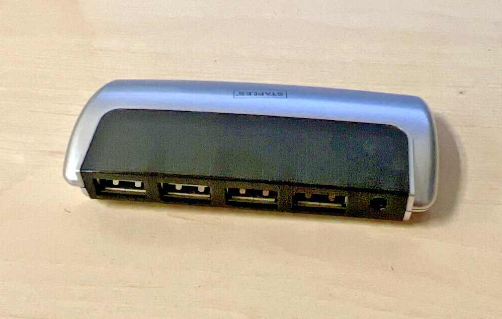 Staples Brand USB 2.0 Hi Speed Notebook 4 Port Hub 480 Mbps w Power Supply
