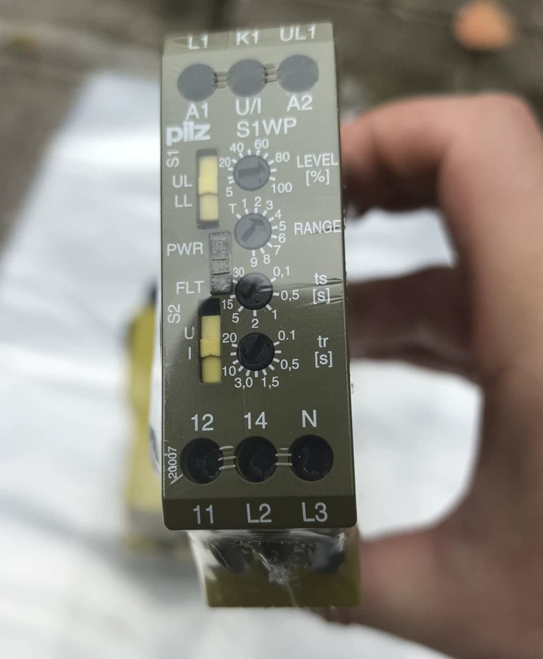 NEW Pilz 890030 Safety Relay Module