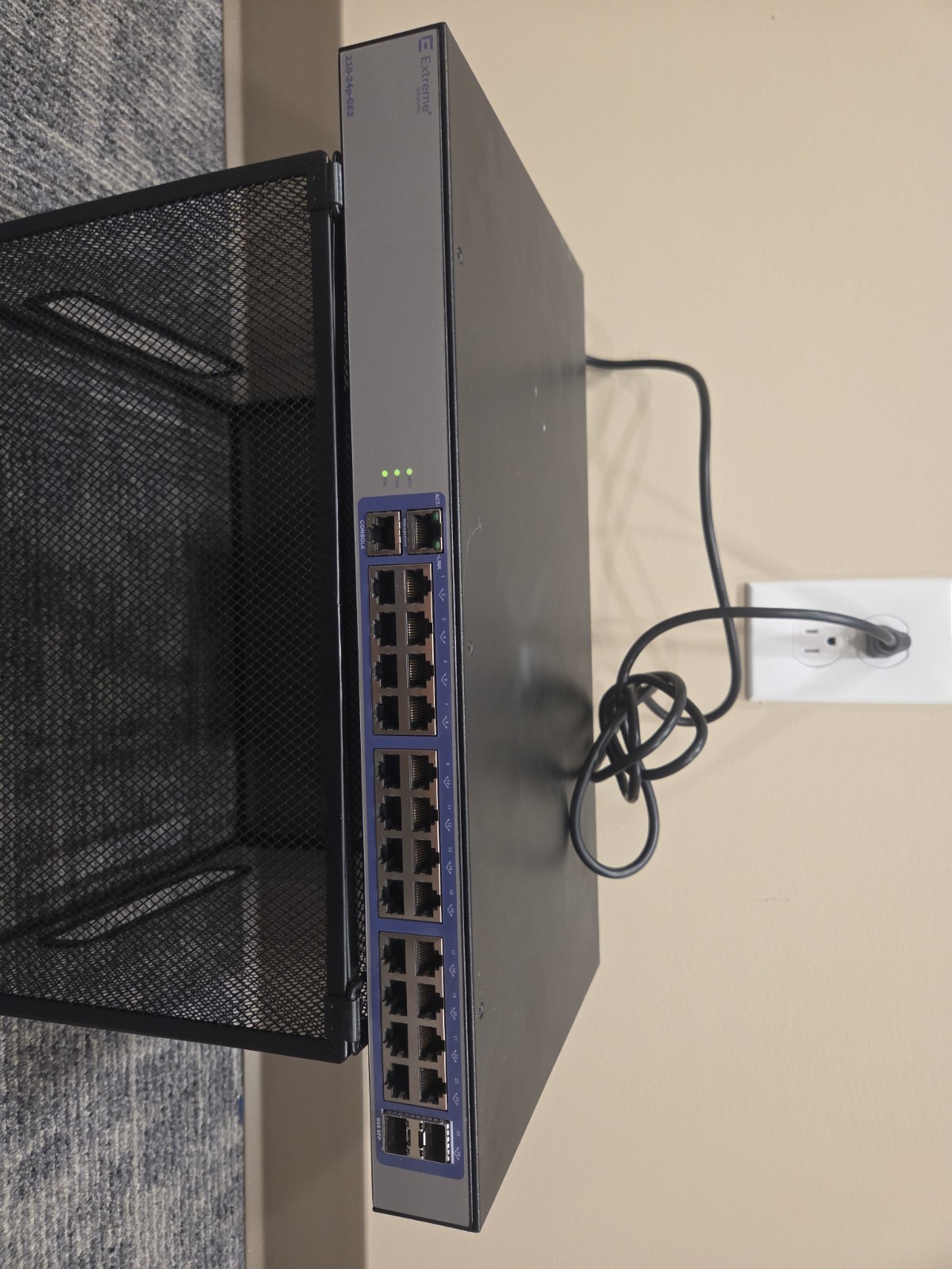 Extreme Networks 210-24p-GE2 switch featuring 24 Gigabit Ethernet ports