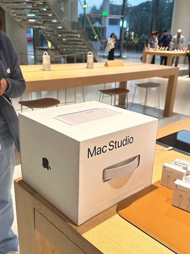 Apple 2026 Mac Studio M5 Max 18-Core CPU 32-Core GPU 36GB 512GB SSD 10GbE
