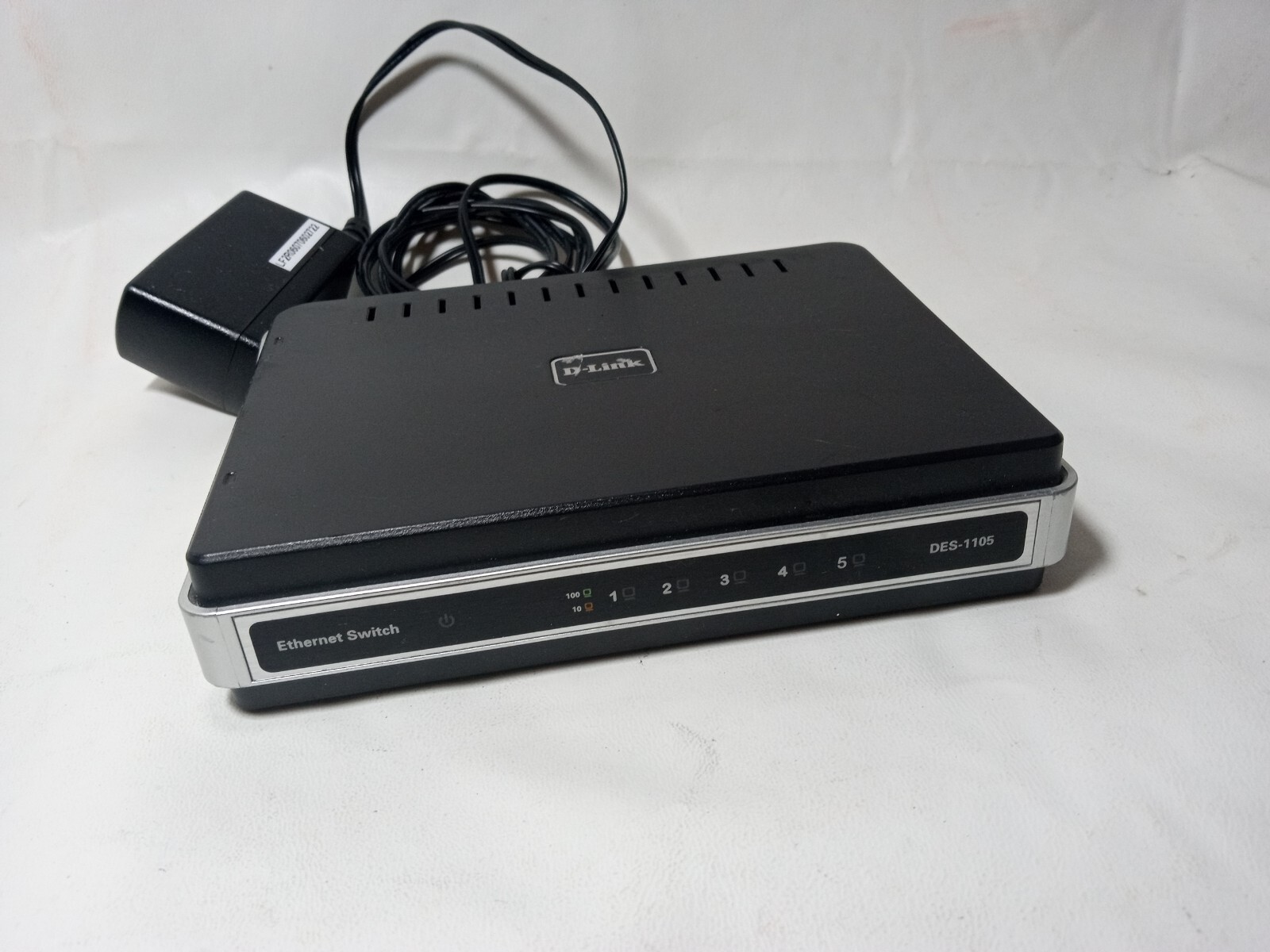 D-Link DES-1105 5-Port 10/100 Network Switch
