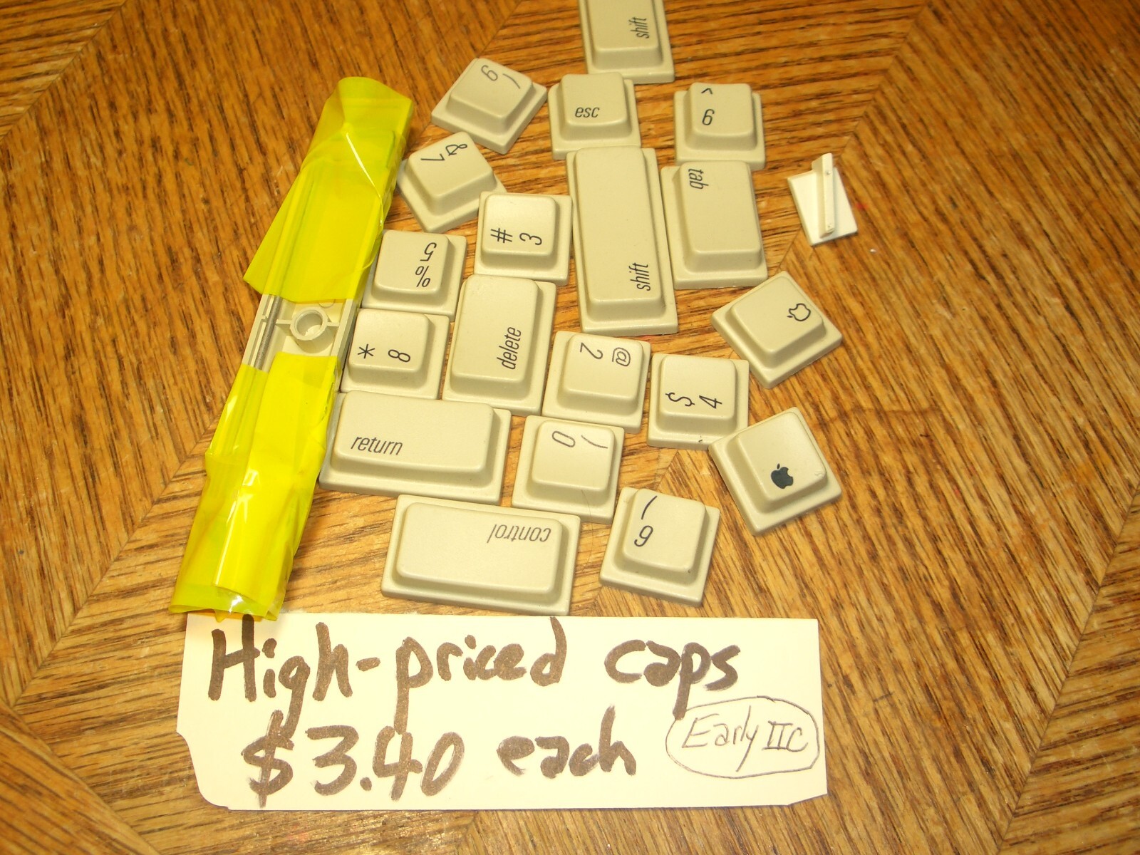 VINTAGE  "EARLY VERSION" APPLE  IIC   "HIGH-DEMAND"  KEYCAPS:   $3.40 +$5.25 S/H