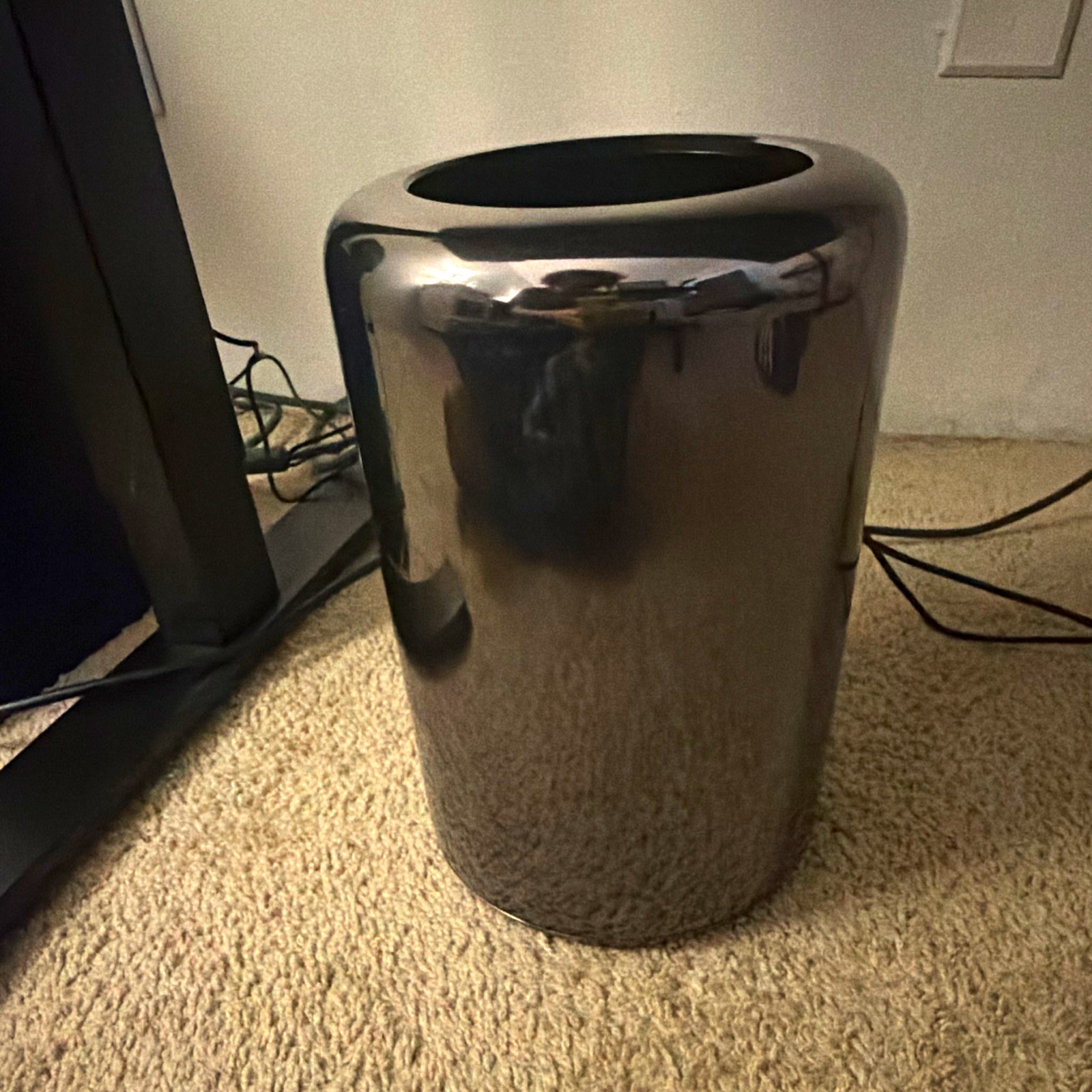 Apple Mac Pro Desktop Computer Cylinder Form Factor - Black (Apple Mac Pro)