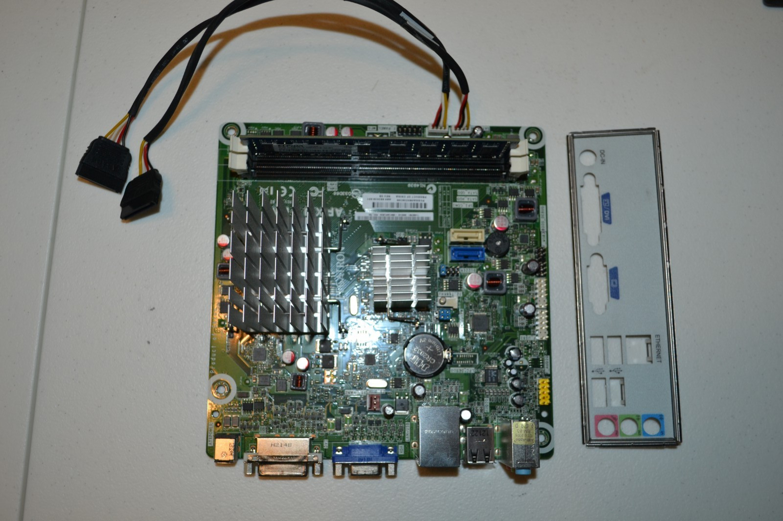 Compaq CQ2723W 683038-001 mb with CPU, 4Gb ram, 2 SATA power cable and I/O plate