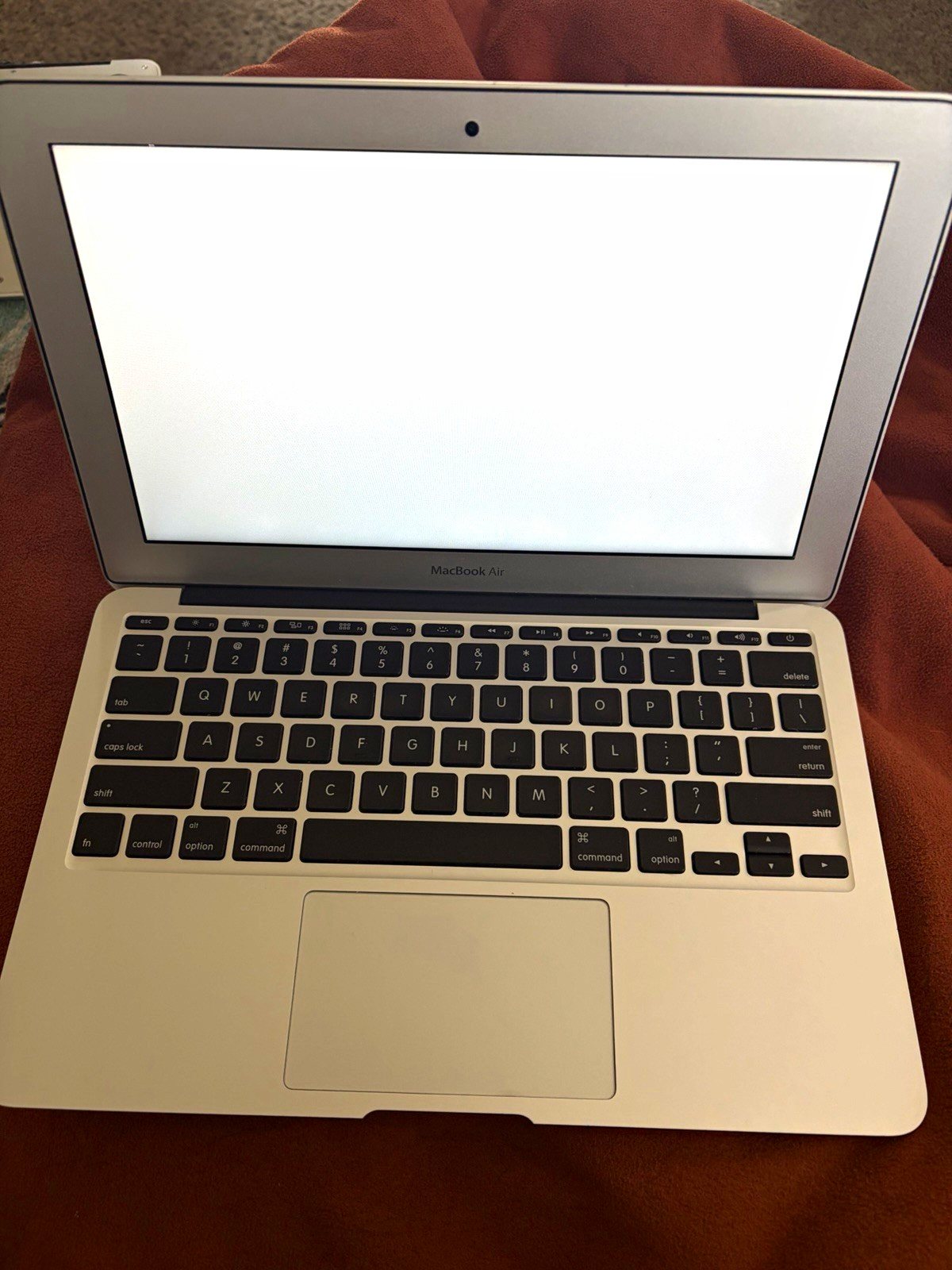 Apple MacBook Air 11" A1465 Mid-2012 EMC 2558 FOR PARTS OR REPAIR - LOCKED