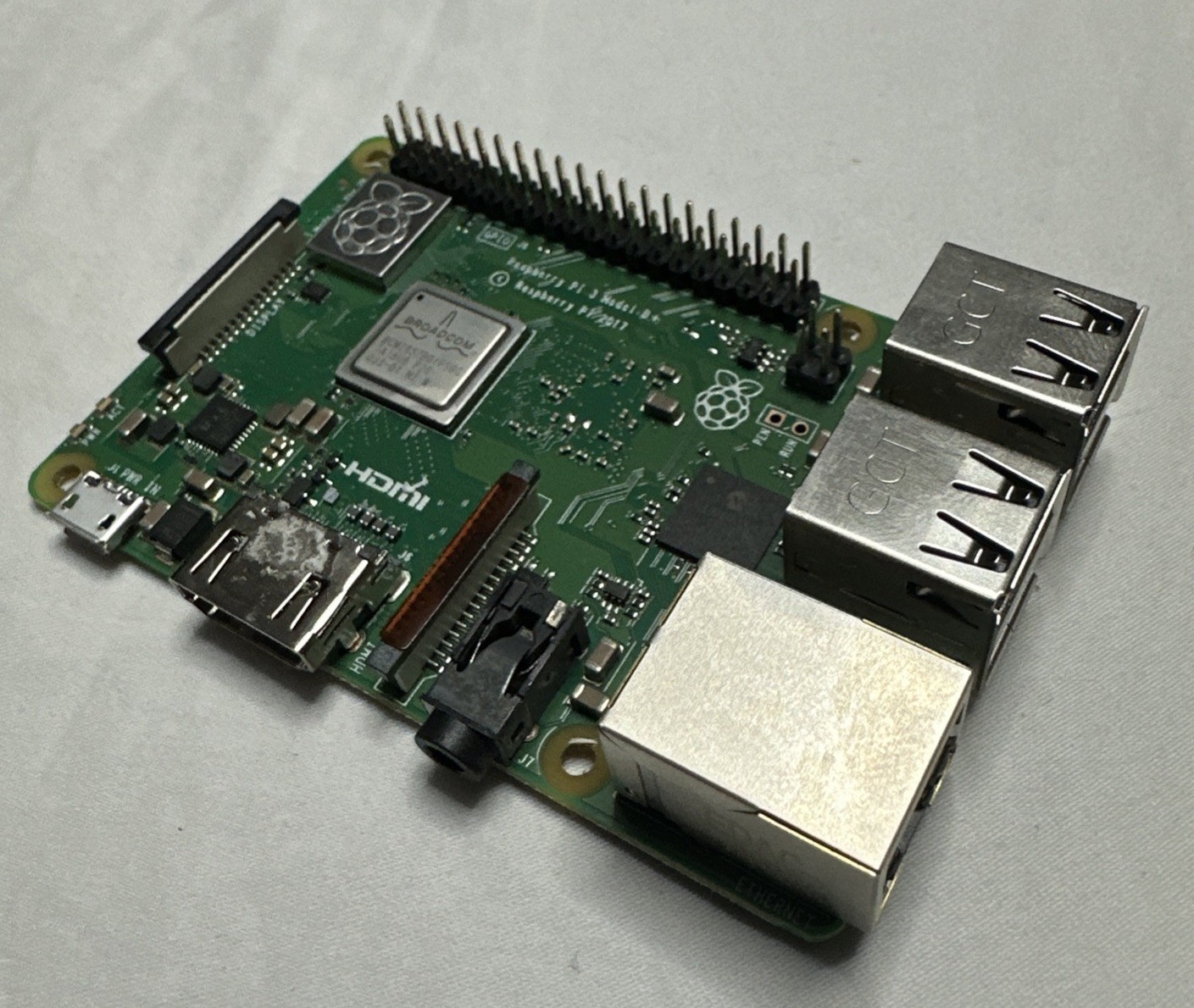 Raspberry Pi 3 Model B Quad Core 1.2ghz 64bit CPU 1gb RAM WiFi & Bluetooth 4.1