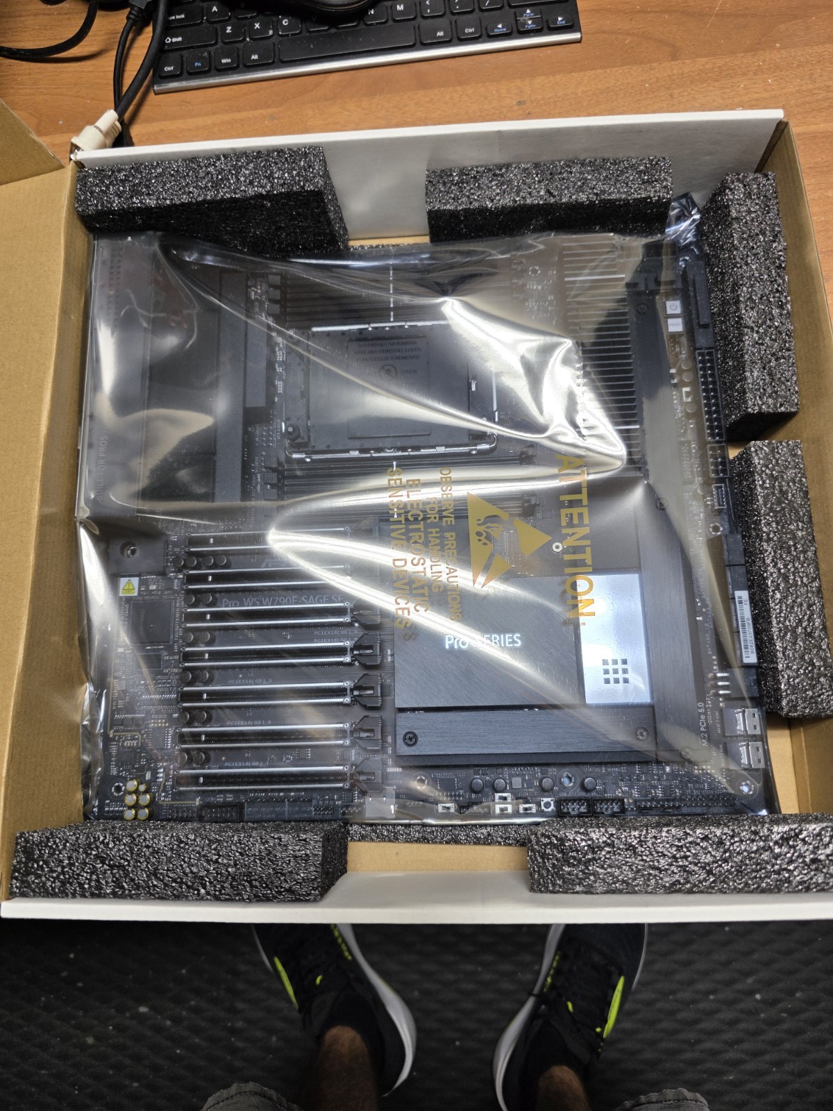 ASUS Pro WS W790E-SAGE SE Intel LGA 4677 PCIe 5.0 EEB Workstation Motherboard