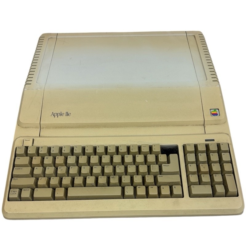Apple IIe Platinum 128k Computer A2S2128 ~ Powers On