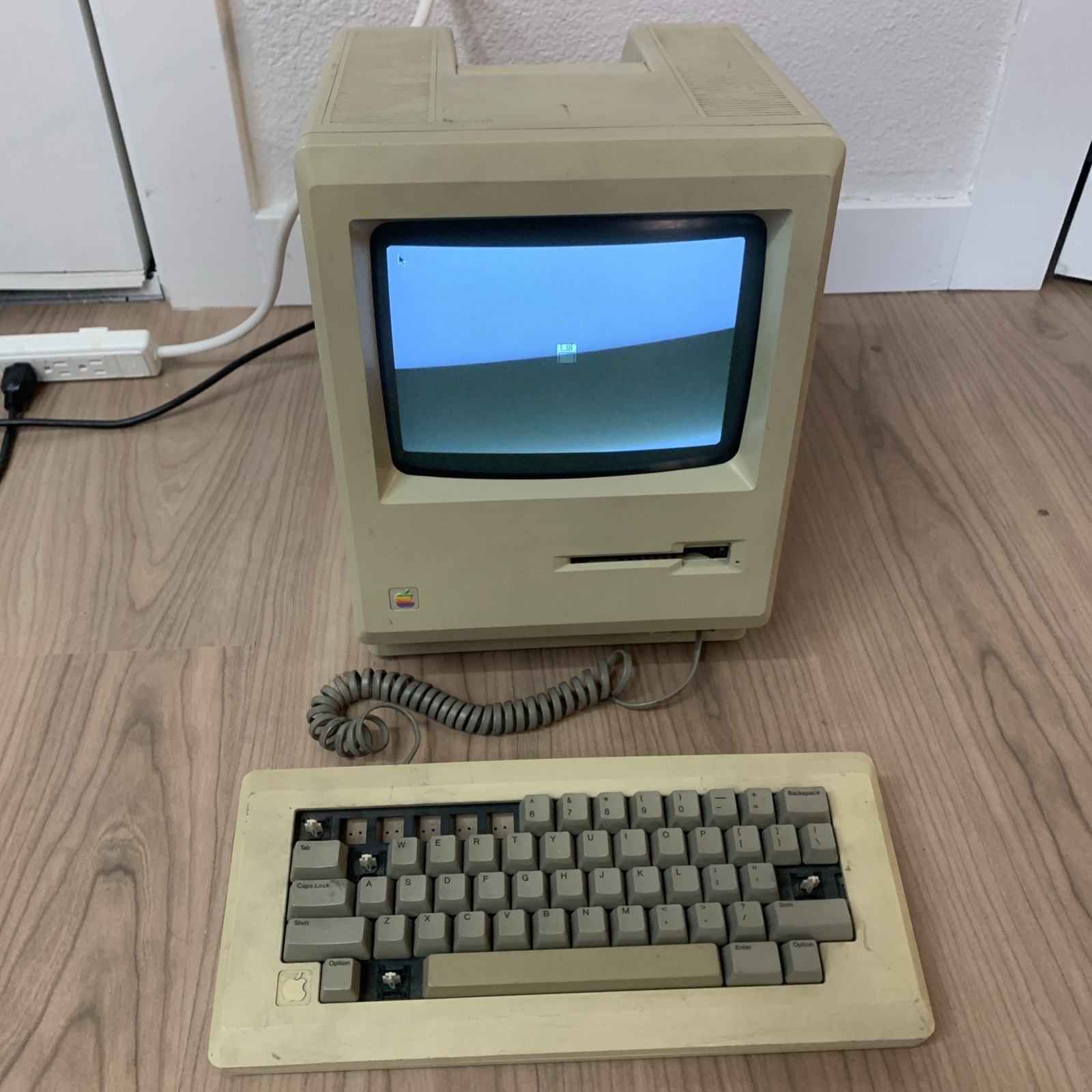 Apple Macintosh 512K M0001W Vintage Mac Untested Turns On For Parts