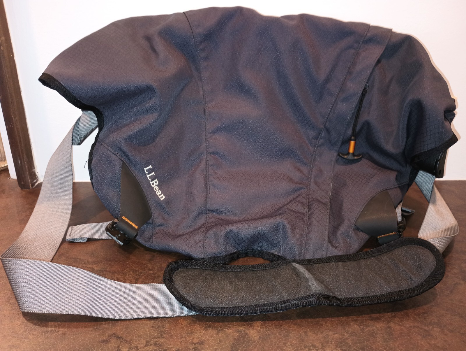 LL BEAN MESSENGER/COMPUTER BAG RIPSTOP FABRIC/ADJUSTABLE SHOULDER STRAP/POCKETS