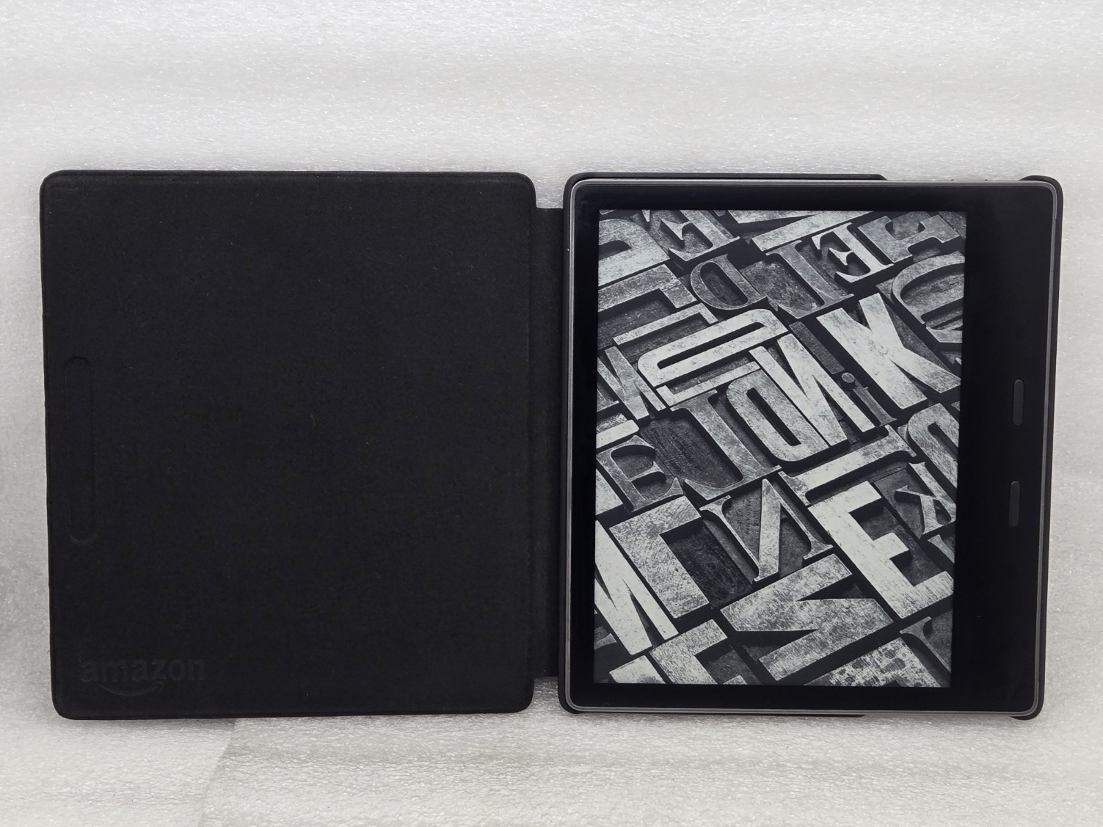 Amazon Kindle Oasis 9th Gen e-Reader (CW96BW) w/Case Bundle FAST  c