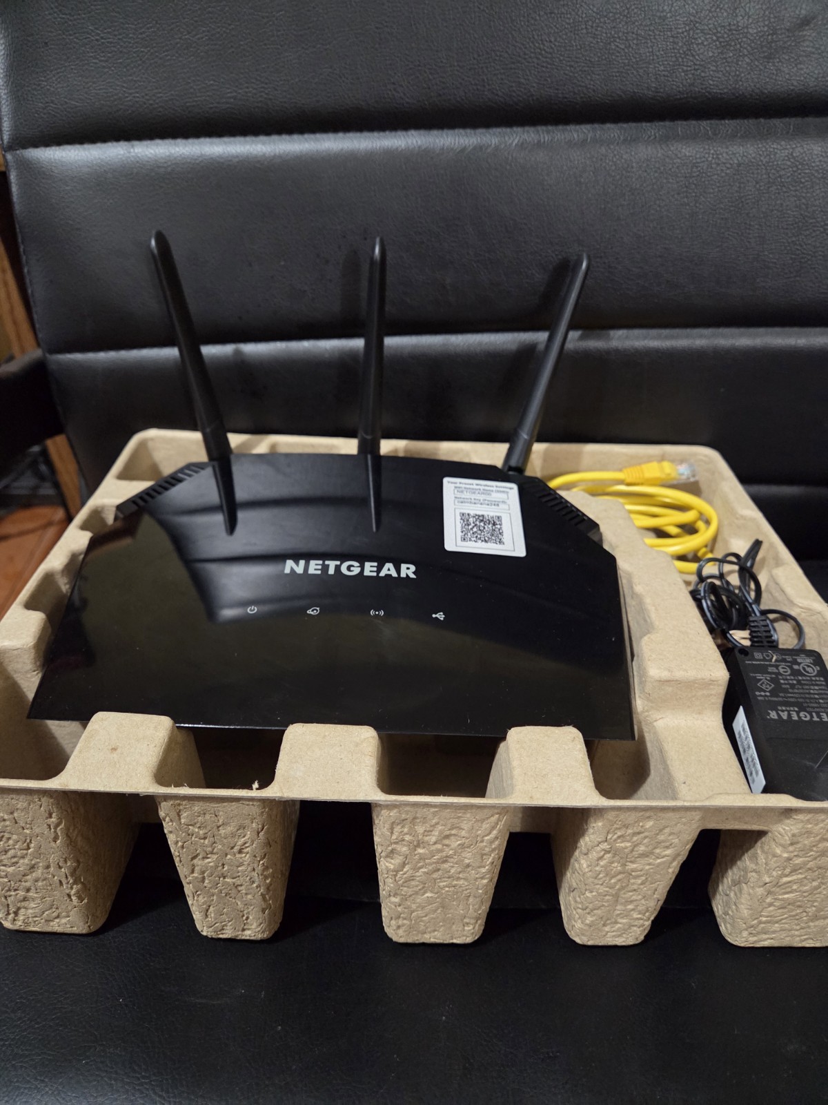 NETGEAR AC2000 Dual Band Gigabit Smart Wi-Fi Router (R6850) Great Working