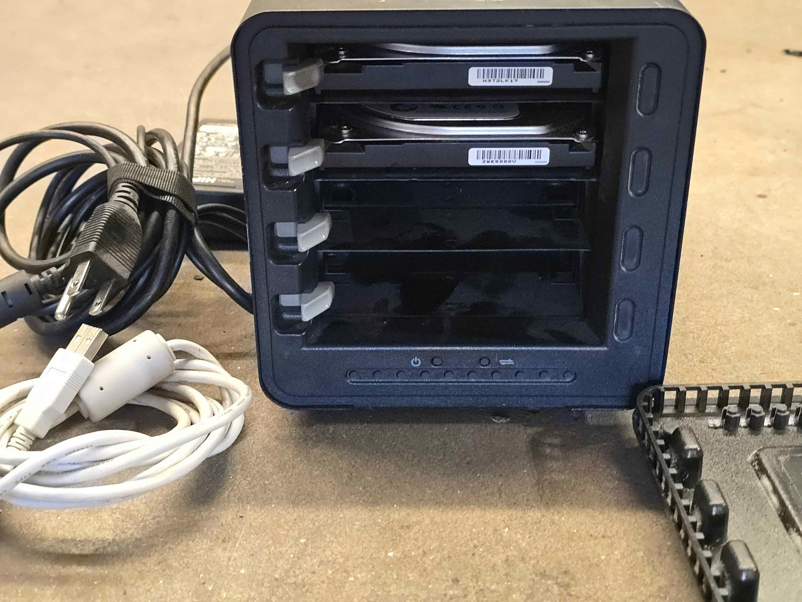 Data Robotics Drobo DRO4D-D 4 Bay Storage 900-00003-001 W/ 2x 500GB Hard Drive