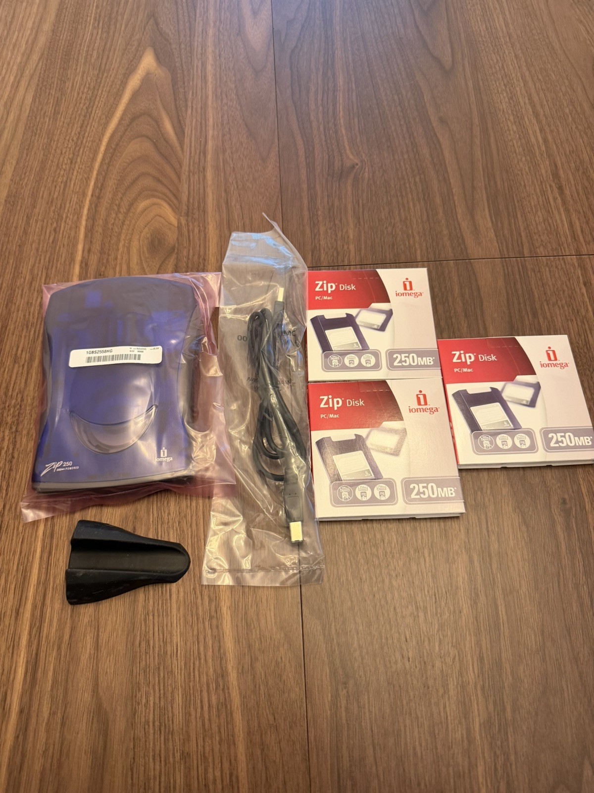 Iomega Zip 250 USB External Drive ALL NEW AND SEALED Z250USBPCMBP + 3 Disks