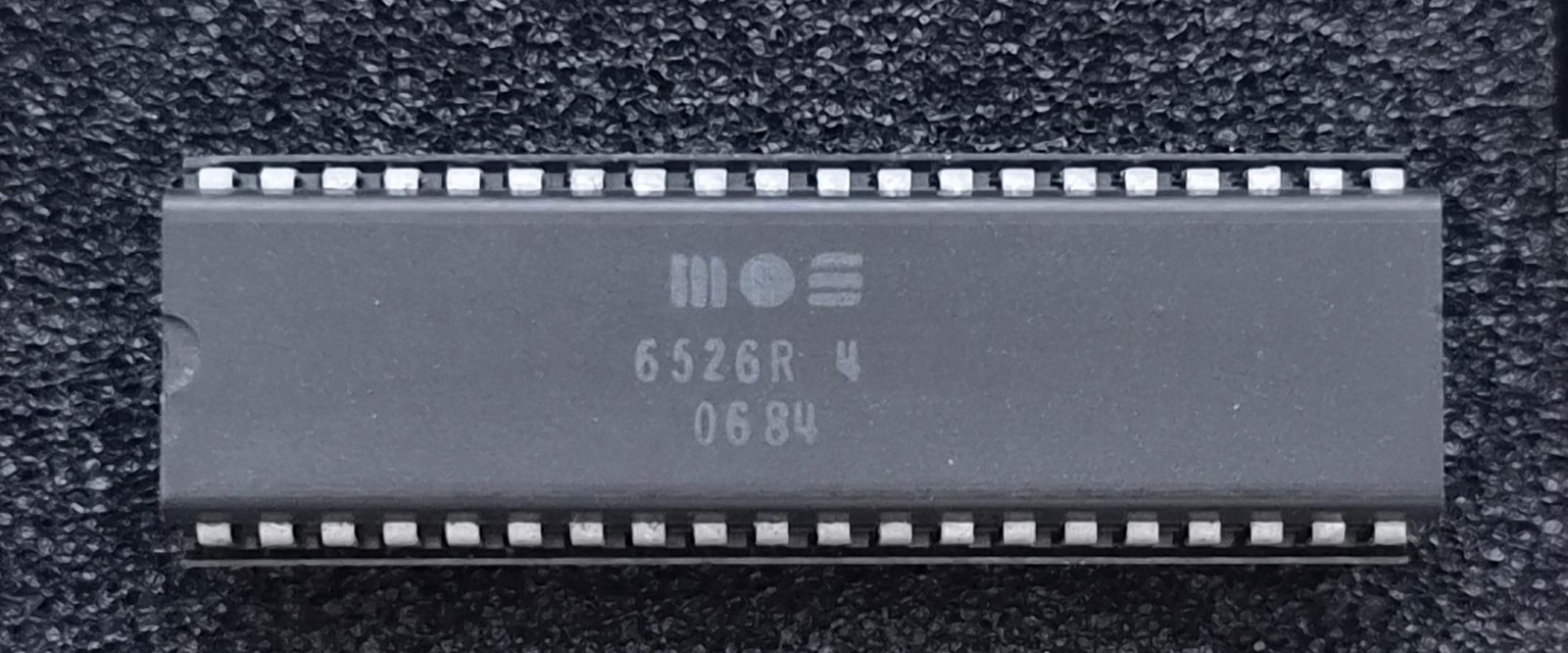 MOS 6526R4 CIA Chip for Commodore 64/128 with SOCKET – GENUINE PART