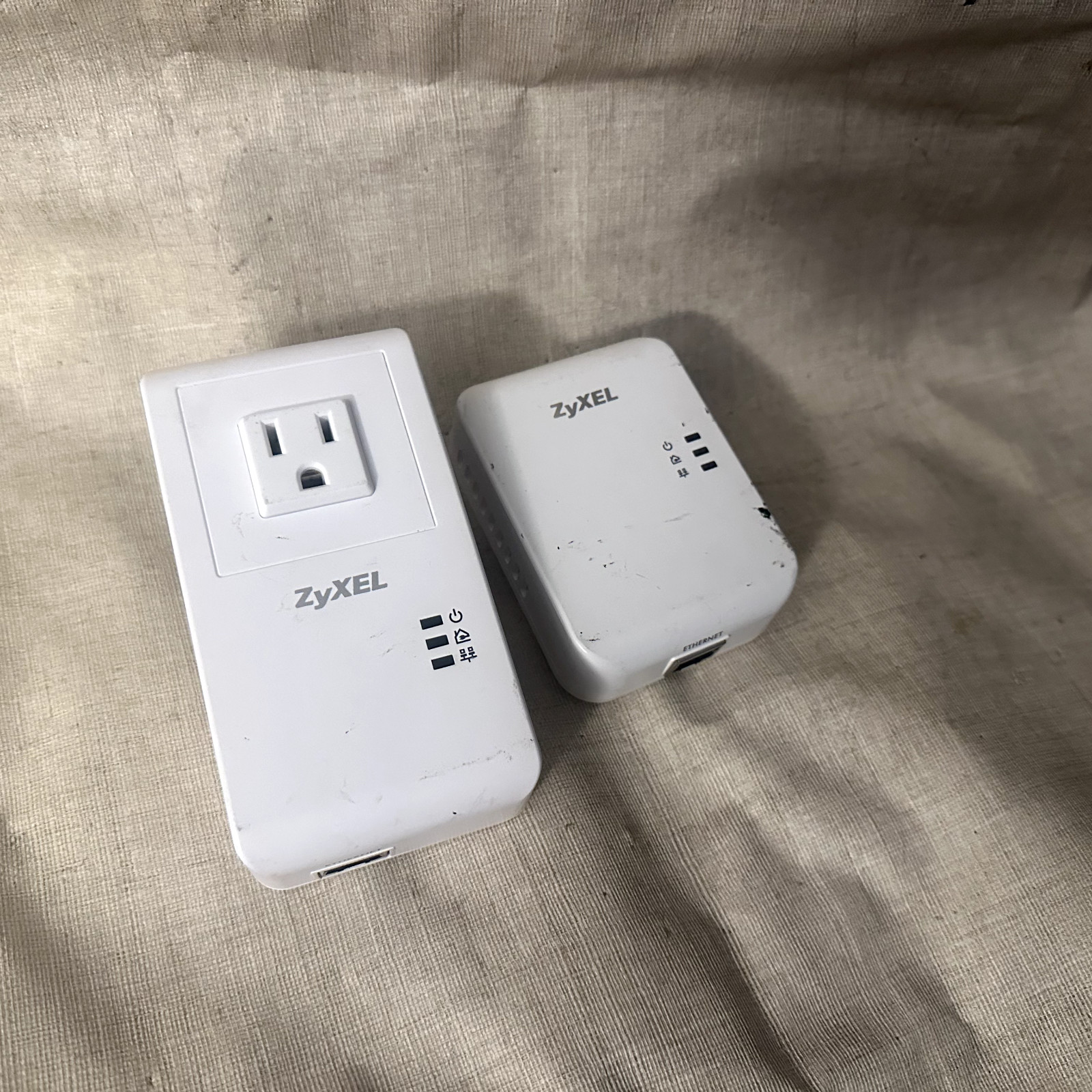 ZYXEL LOT OF 2 POWELINE PASS TRHU GIGABIT ETHERNET ADAPTERS PLA4205 PLA4215